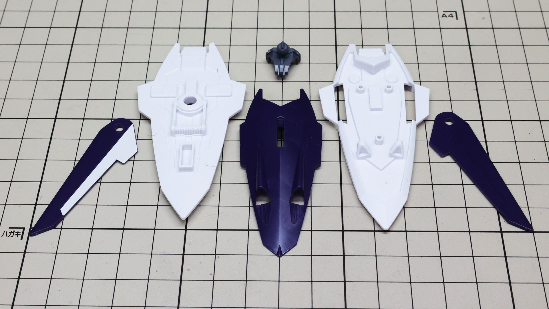 ライジングフリーダムガンダムとほぼ同機構のシールドの羽にはシールでのディテール再現があります