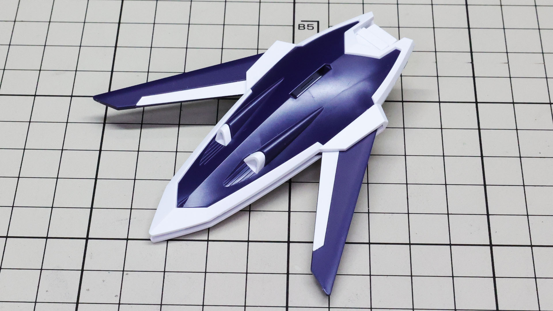 シールド表面にはビームライフルを接続するための穴が開いています