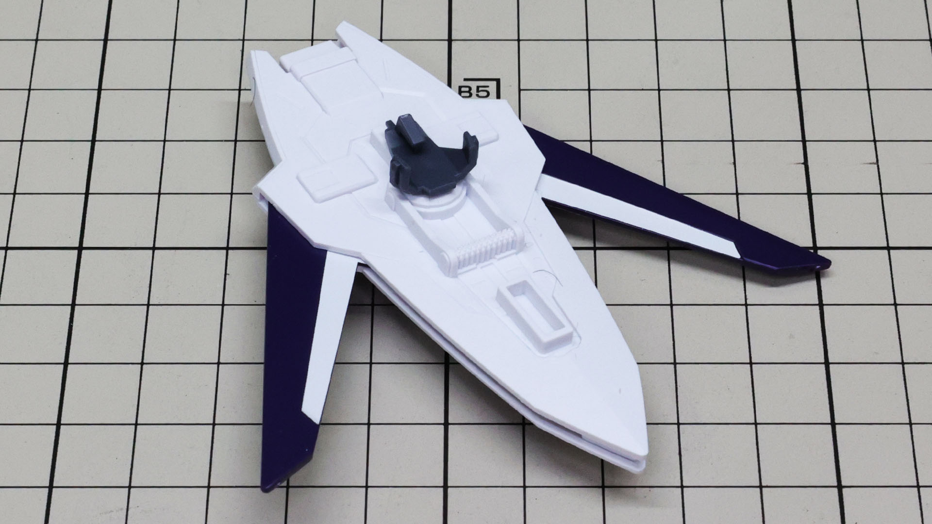 これはMA形態への変形時のシールドとライフルの状態です。接続アームを取り付けます