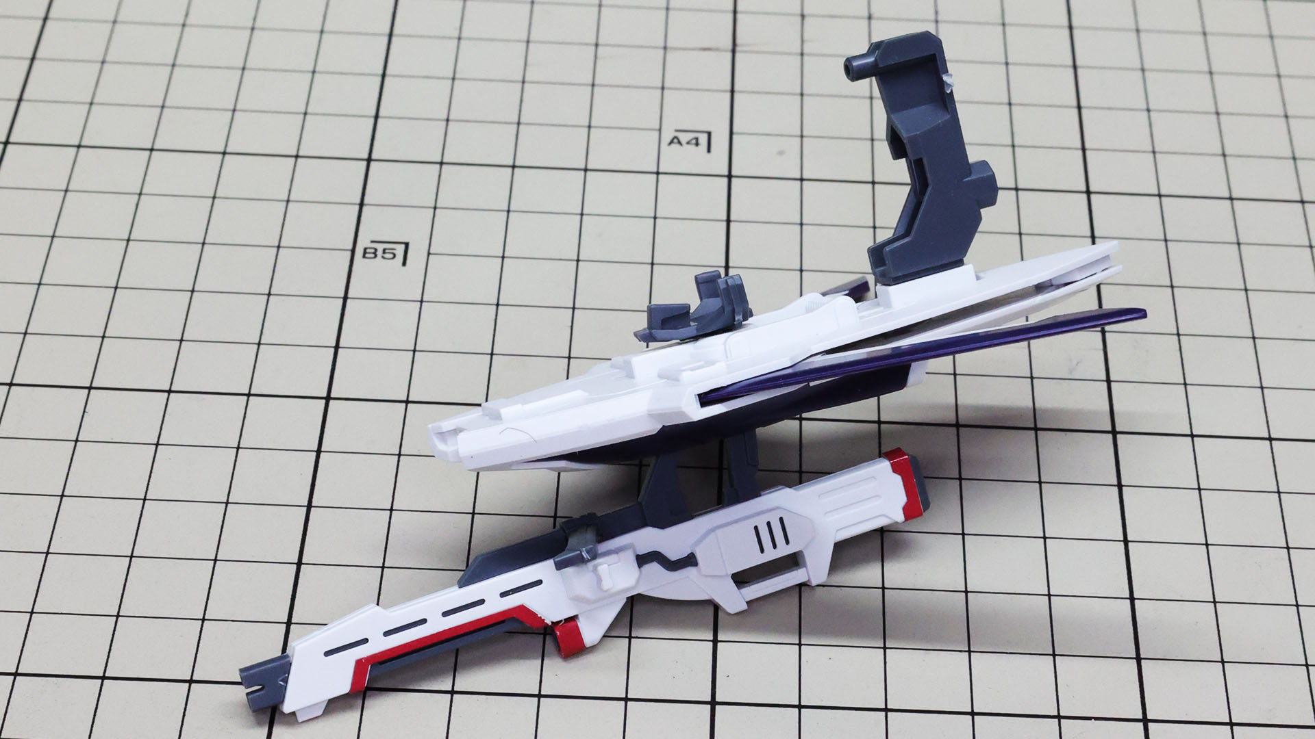 これはMA形態への変形時のシールドとライフルの状態です。接続アームを取り付けます