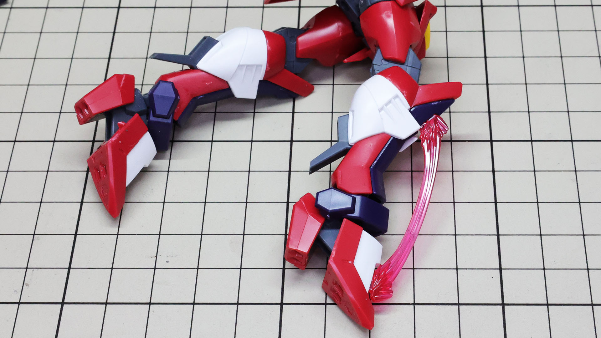 こちらはインフィニットジャスティスガンダムから継承された脛とソールを結ぶビームエフェクトです