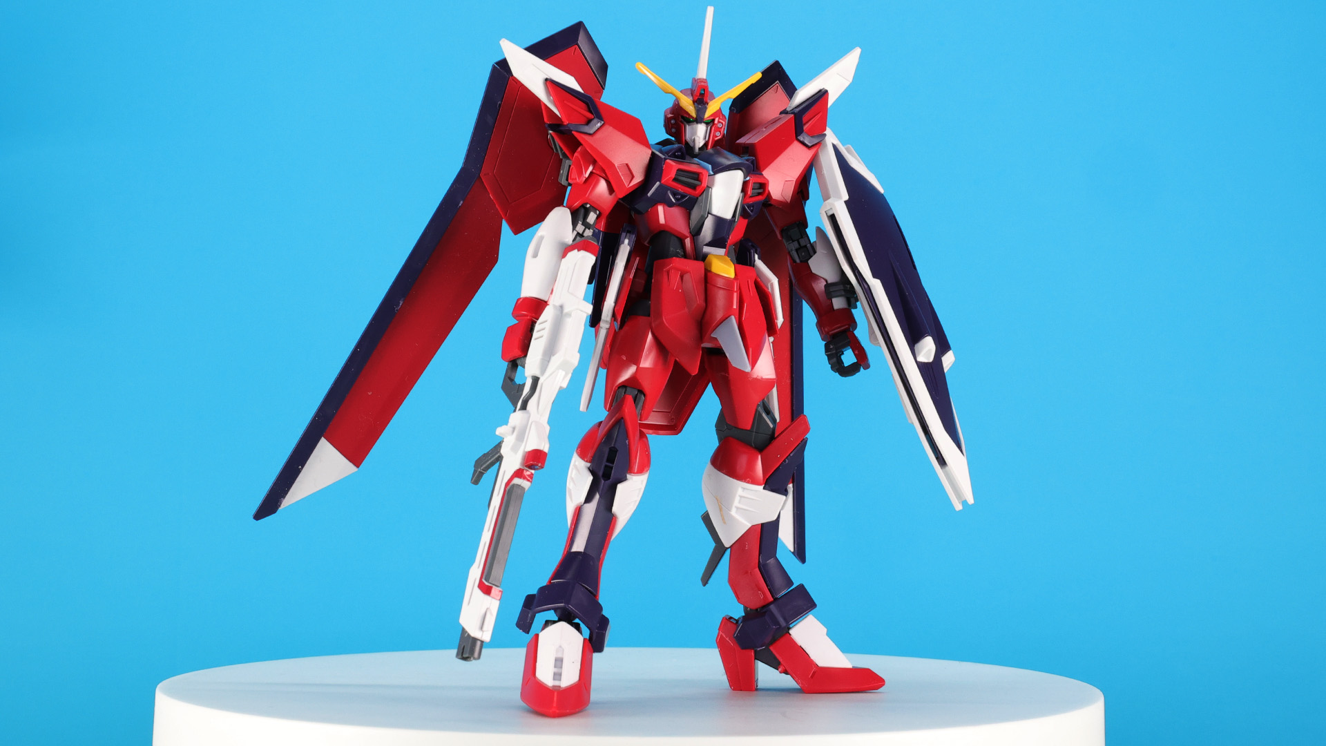 赤い機体で巨大な背部リフターユニットが特徴のジャスティスガンダム系の最新鋭機