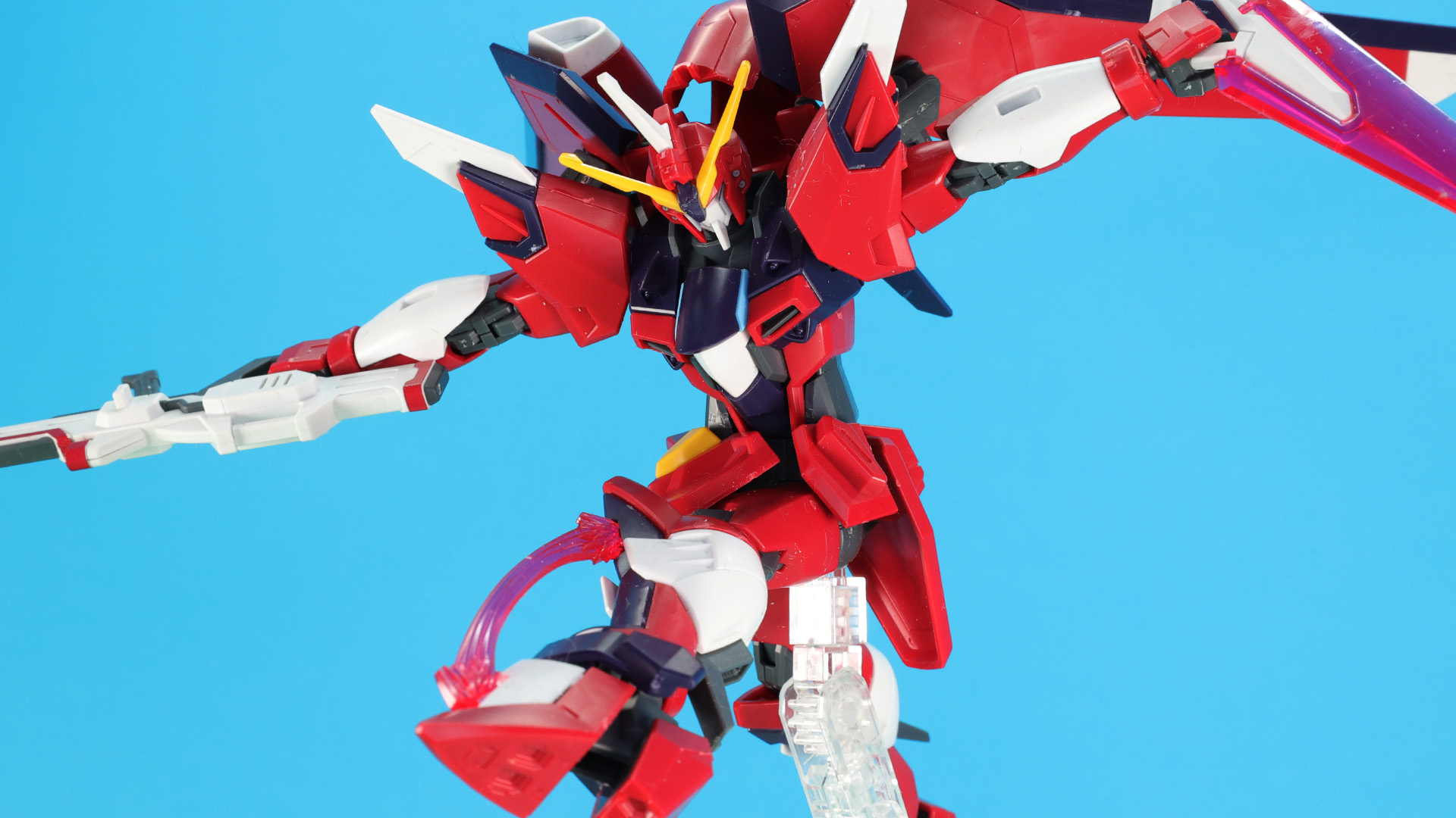 脛部のビームもインフィニットジャスティスガンダムから継承された装備。蹴り上げる！