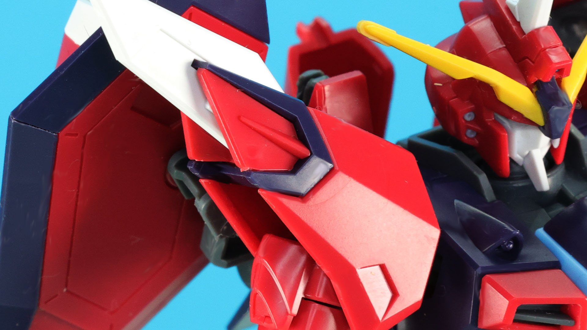 肩先の細かいカラーリングもパーツ単位で設計されています