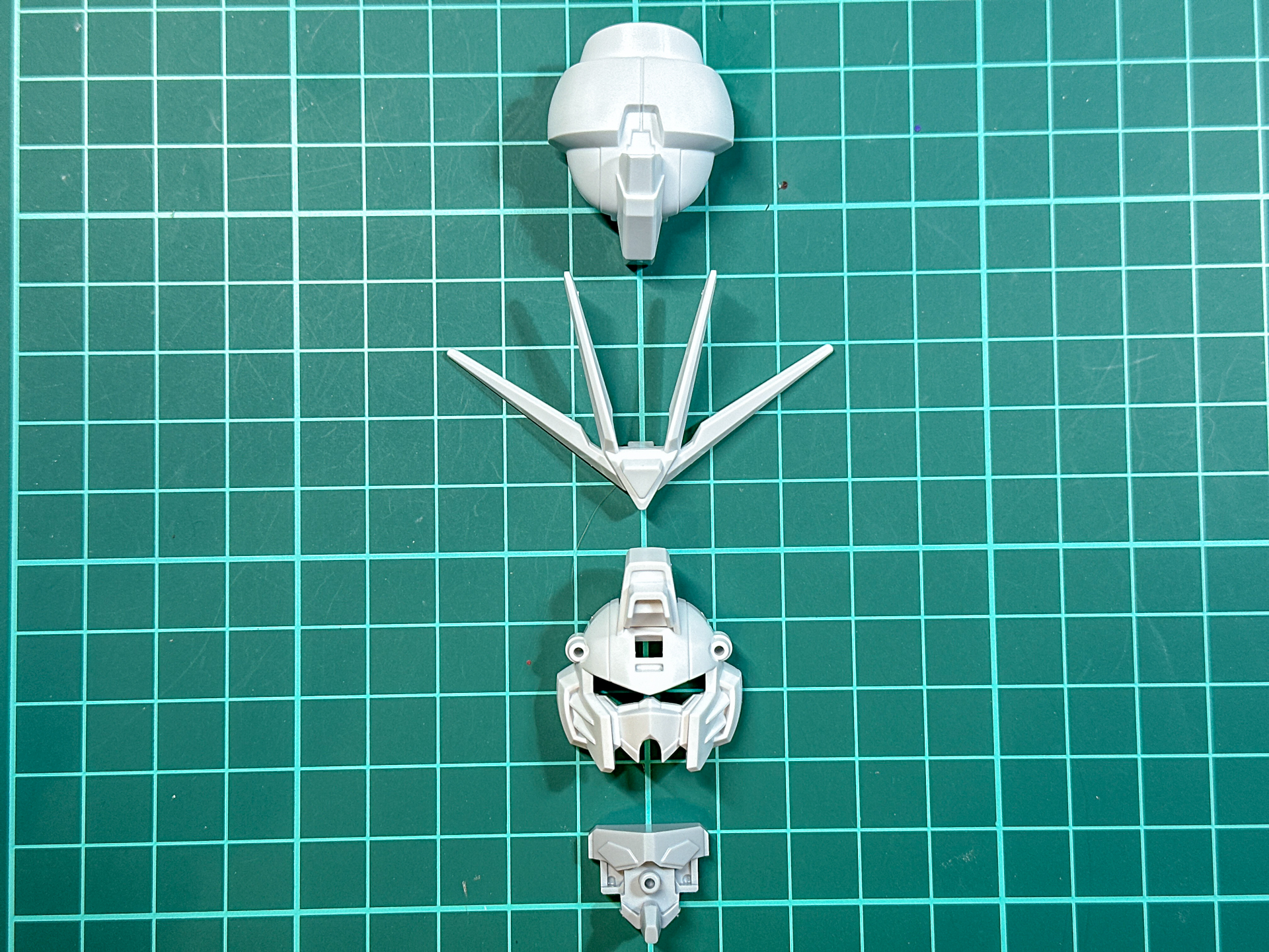 頭部は4パーツ構成となっています。
