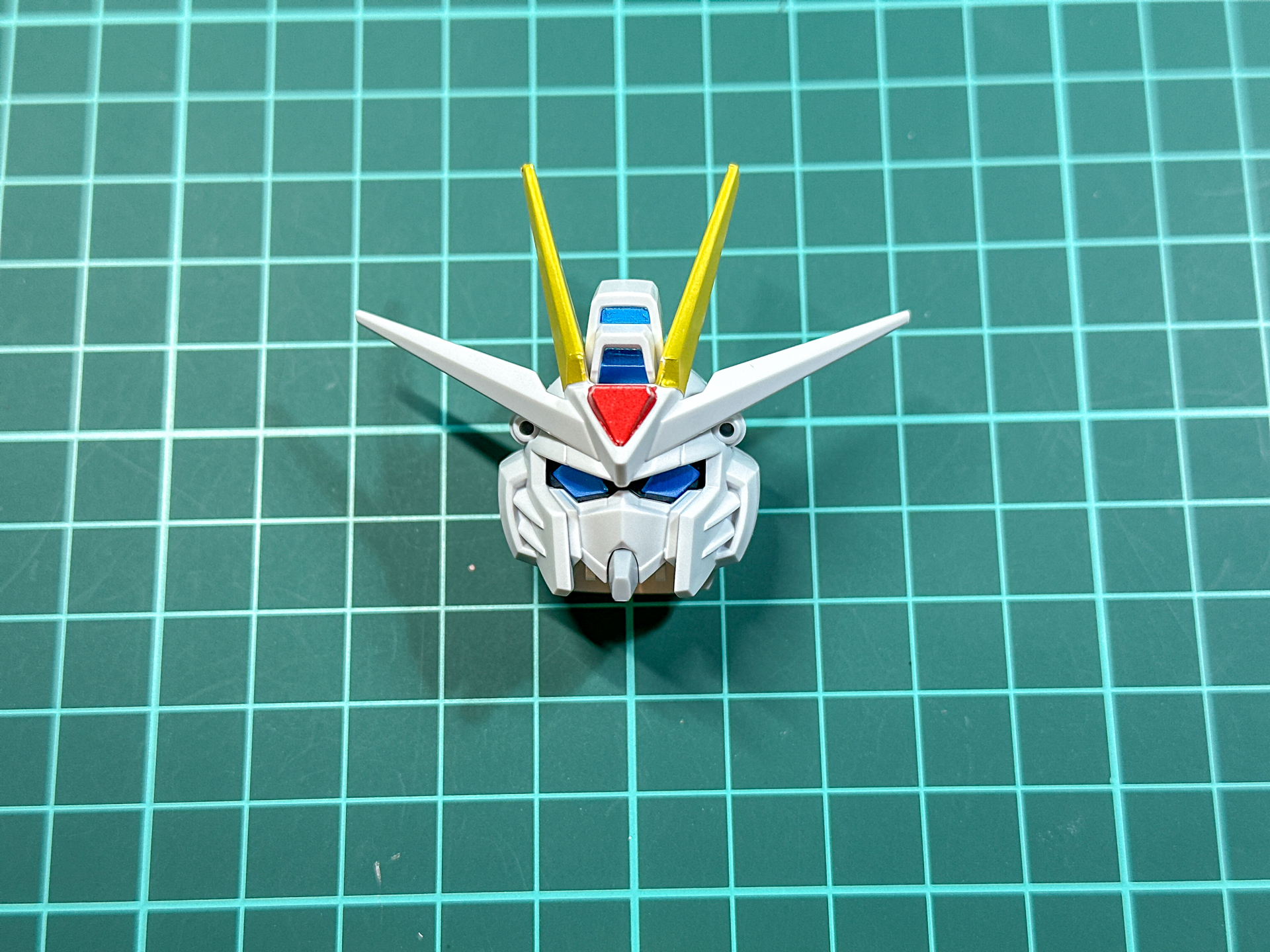 組み立てが完了した頭部パーツ。SDガンダムらしく大きな頭部です。