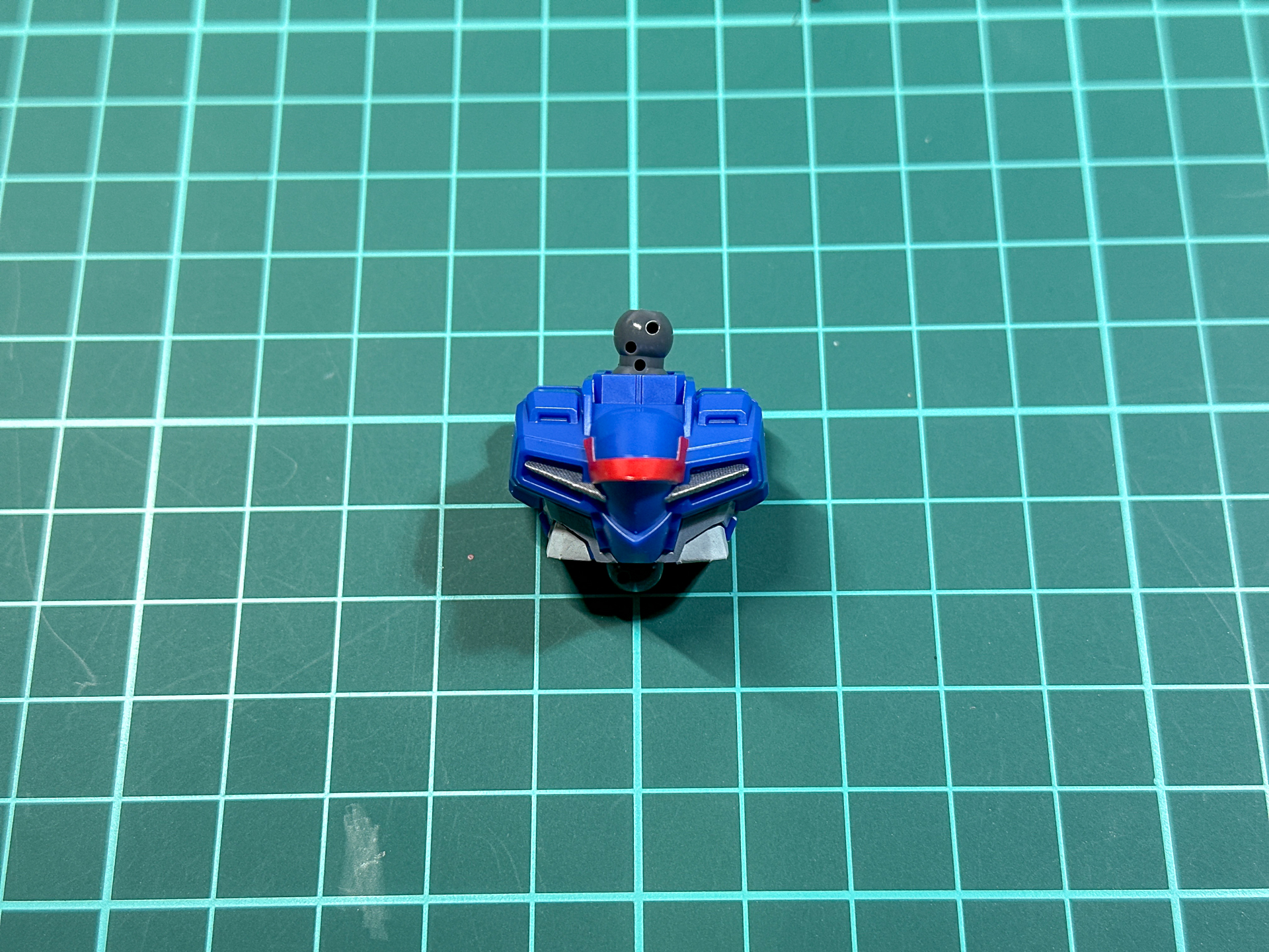 組み立てが完了した胴体部パーツ。プラスチックの成型色はブルー1色となっています。