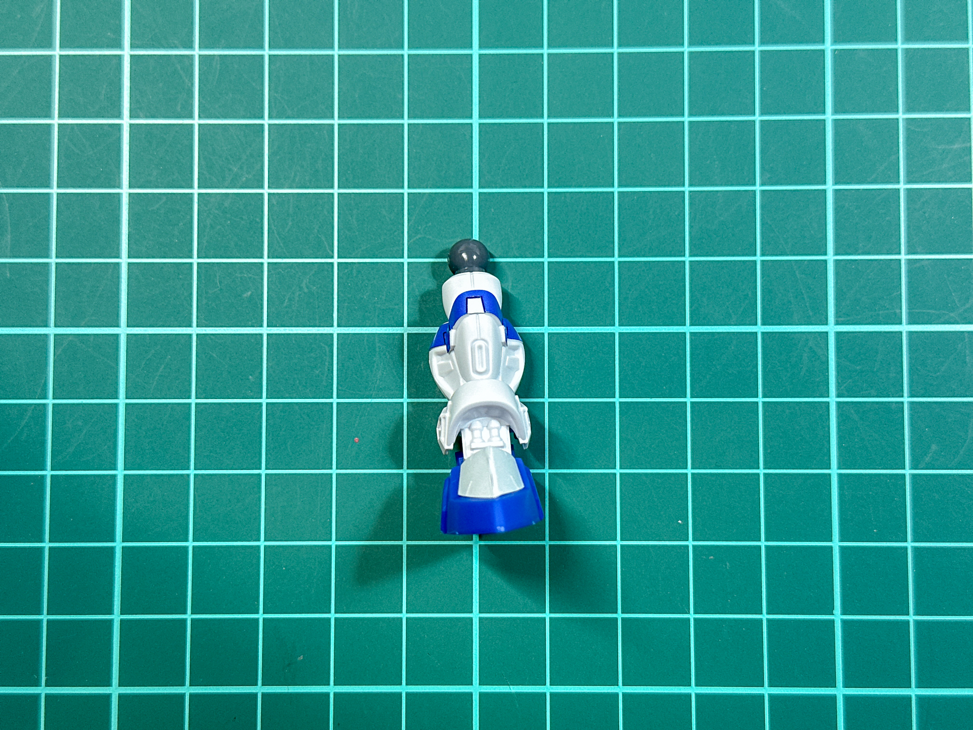 組み立てが完了した脚部パーツ。膝部分のブルーはシールによる塗分けとなっています。