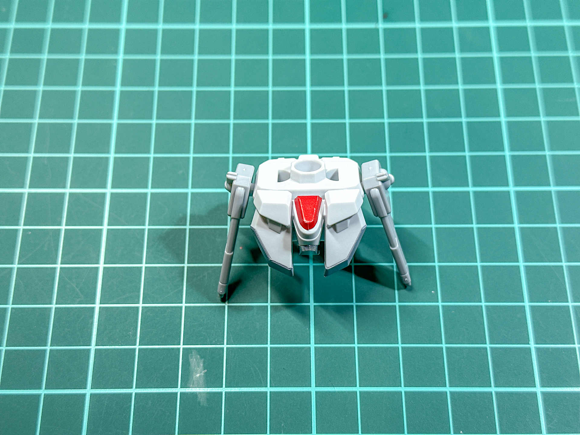 組み立てが完了した腰部パーツ。フロントアーマーの各部色分けはシールによる再現となっています。