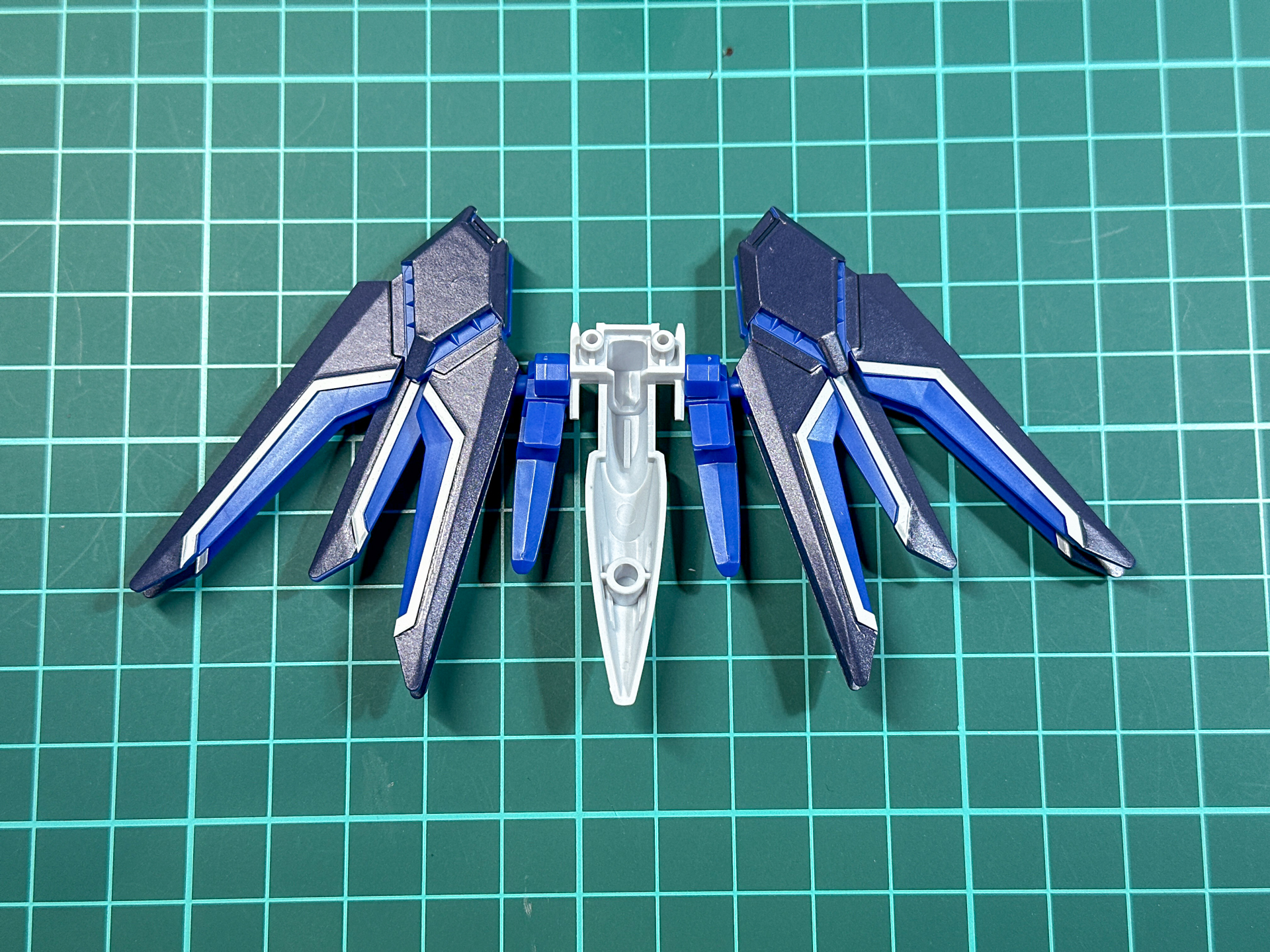 組み立てが完了したバックパック。左右対称形状となっています。