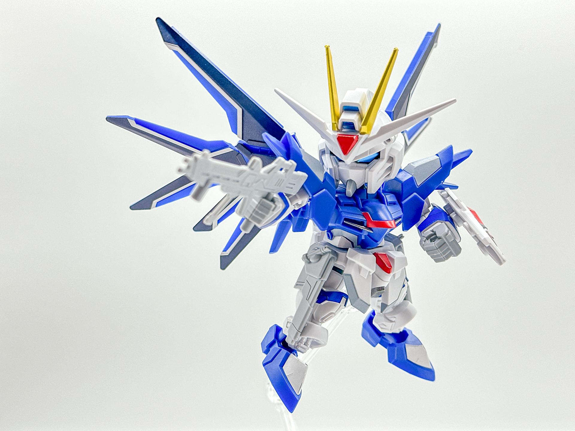 ビームライフルを構えてみました。ウイング部分も展開させることでこれまでのフリーダムガンダムと同様のポージングを取らせることが可能です。