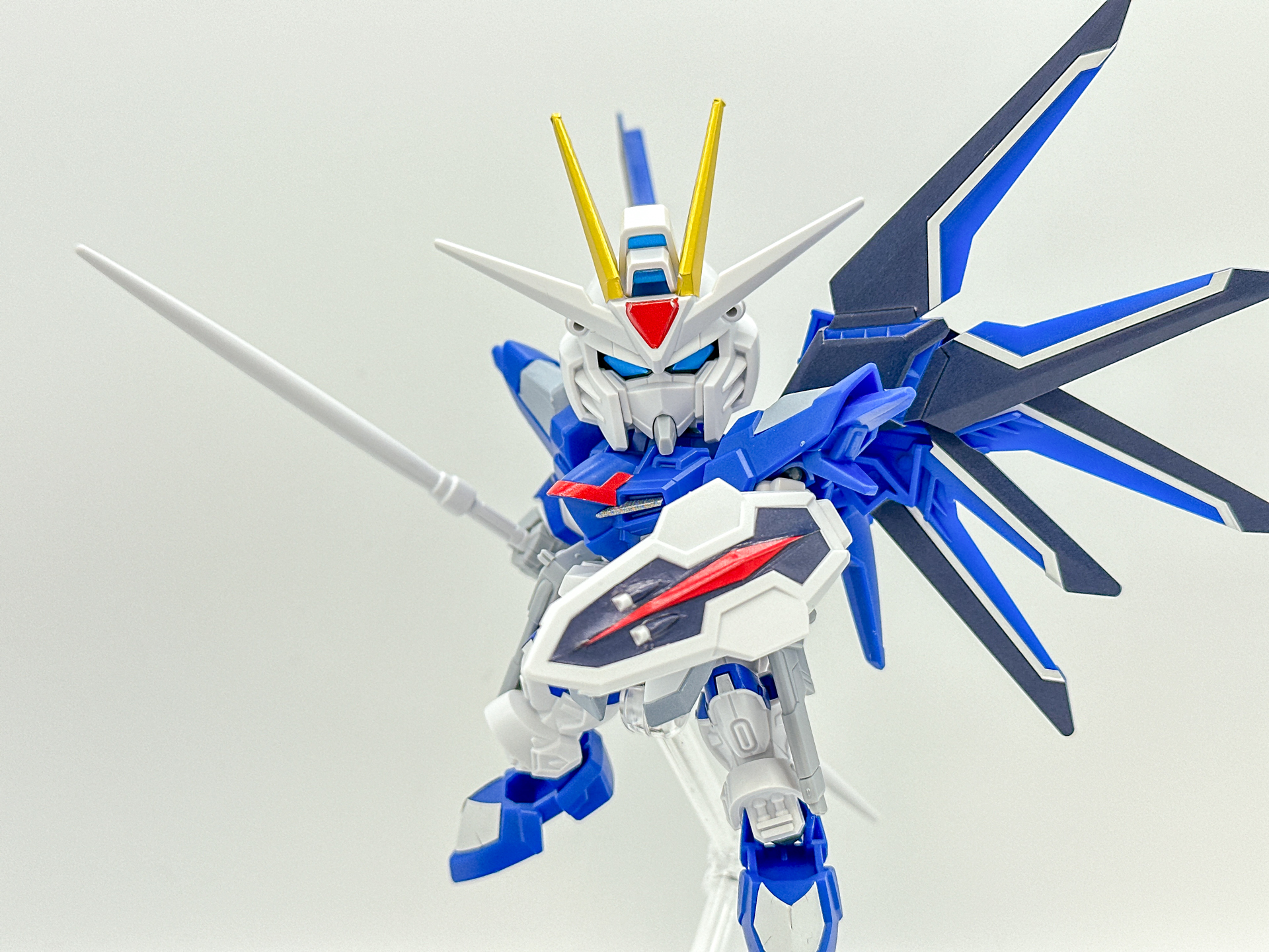 ビームサーベルを構えてみました。ビームサーベルは2本を連結して持たせることが可能です。