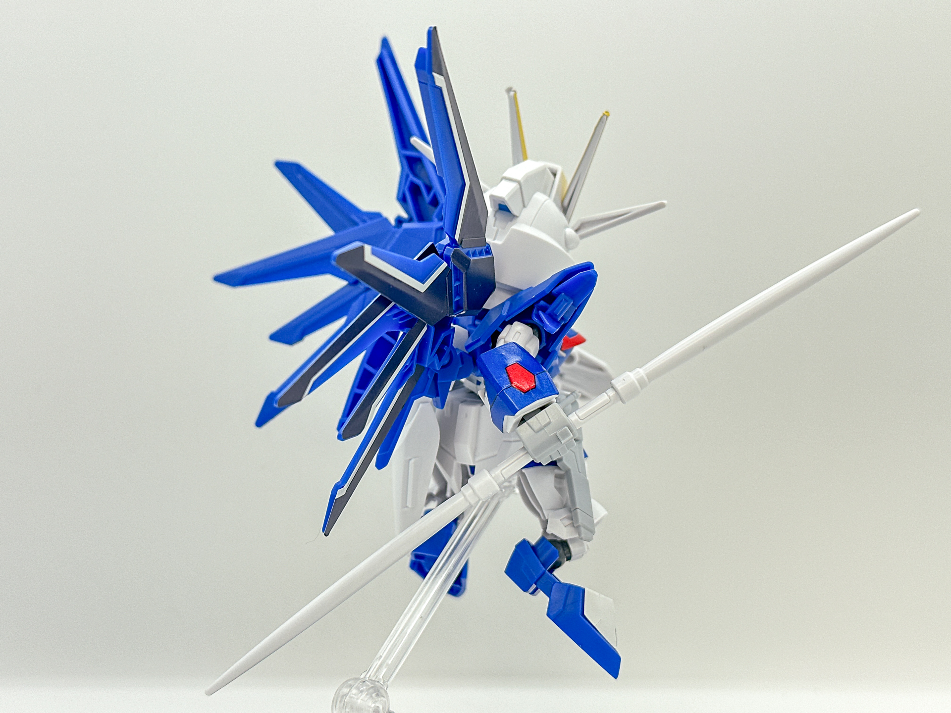 ライジングフリーダムガンダムの背面。ビームサーベルは連結することでライジングフリーダムガンダムの全高と同程度になるため、迫力があります。