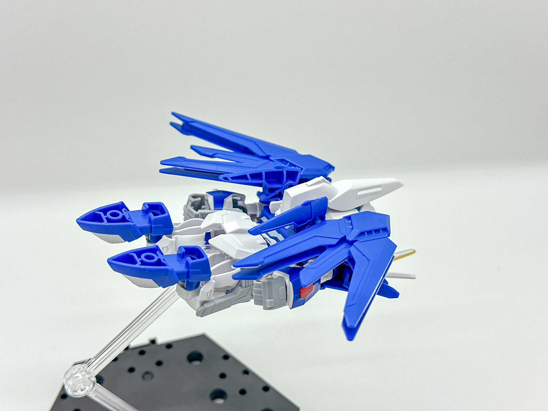 MA形態に変形させてみました。SD体型ということもあり頭部の存在感は大きいですが設定に近い変形を再現できています。