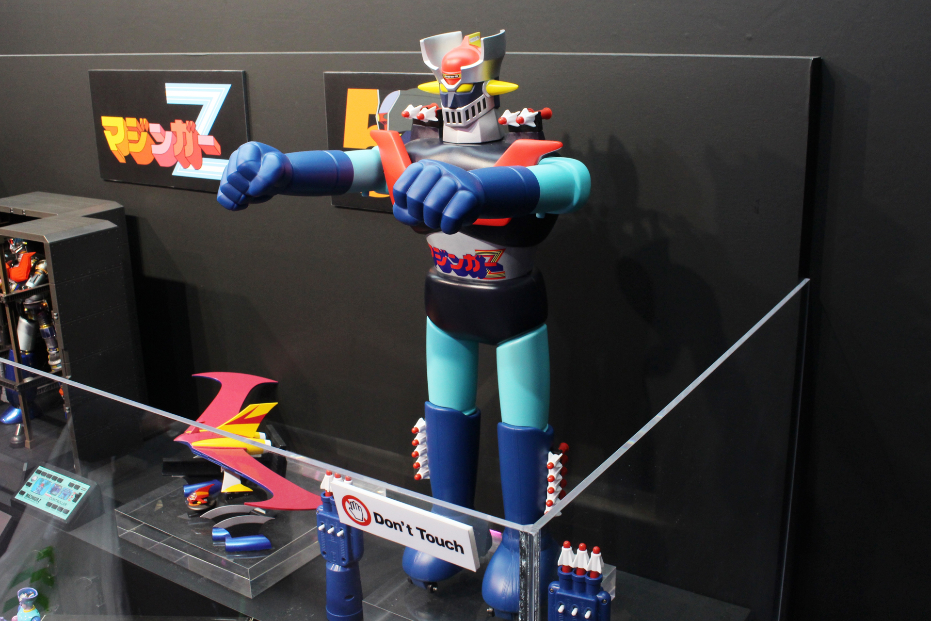 目の当たりにすると驚くその大きさ。なお左下に見えるジェットスクランダーは別商品のもの