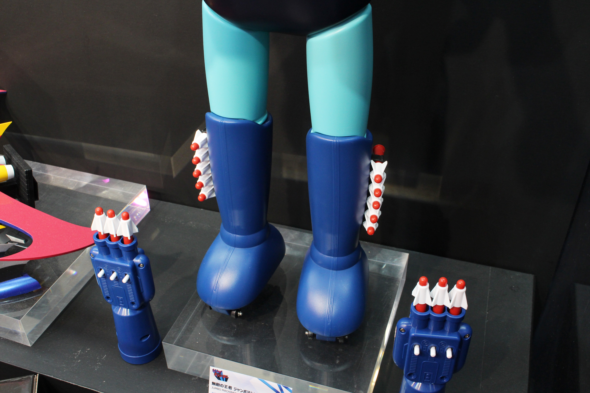 ミサイル弾は20本付属する予定で、肩や脚にセットできる