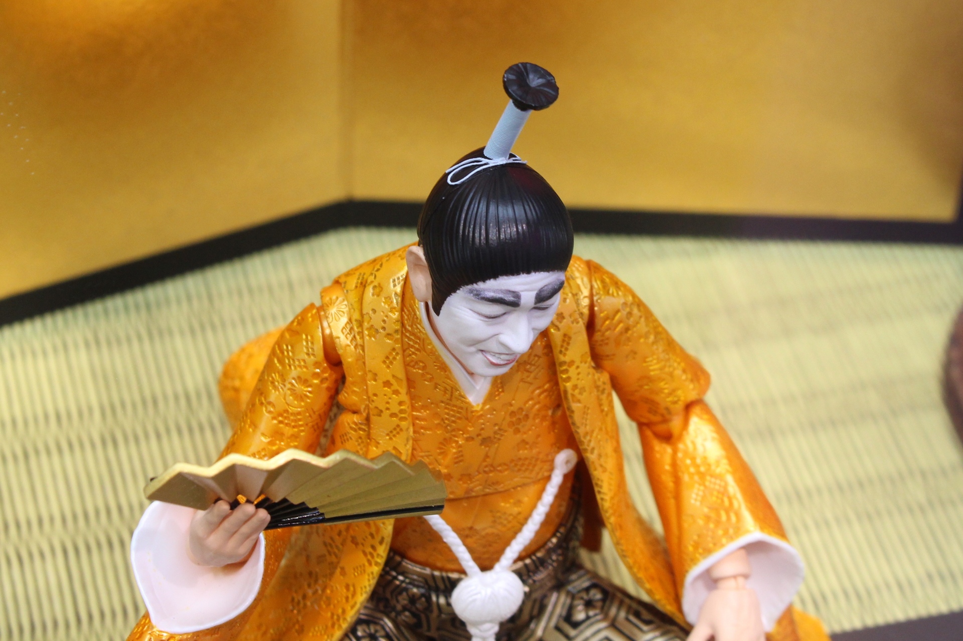 茶筅髷と呼ばれる髪型もバッチリ再現。よく見ると根元に紐の結び目もある