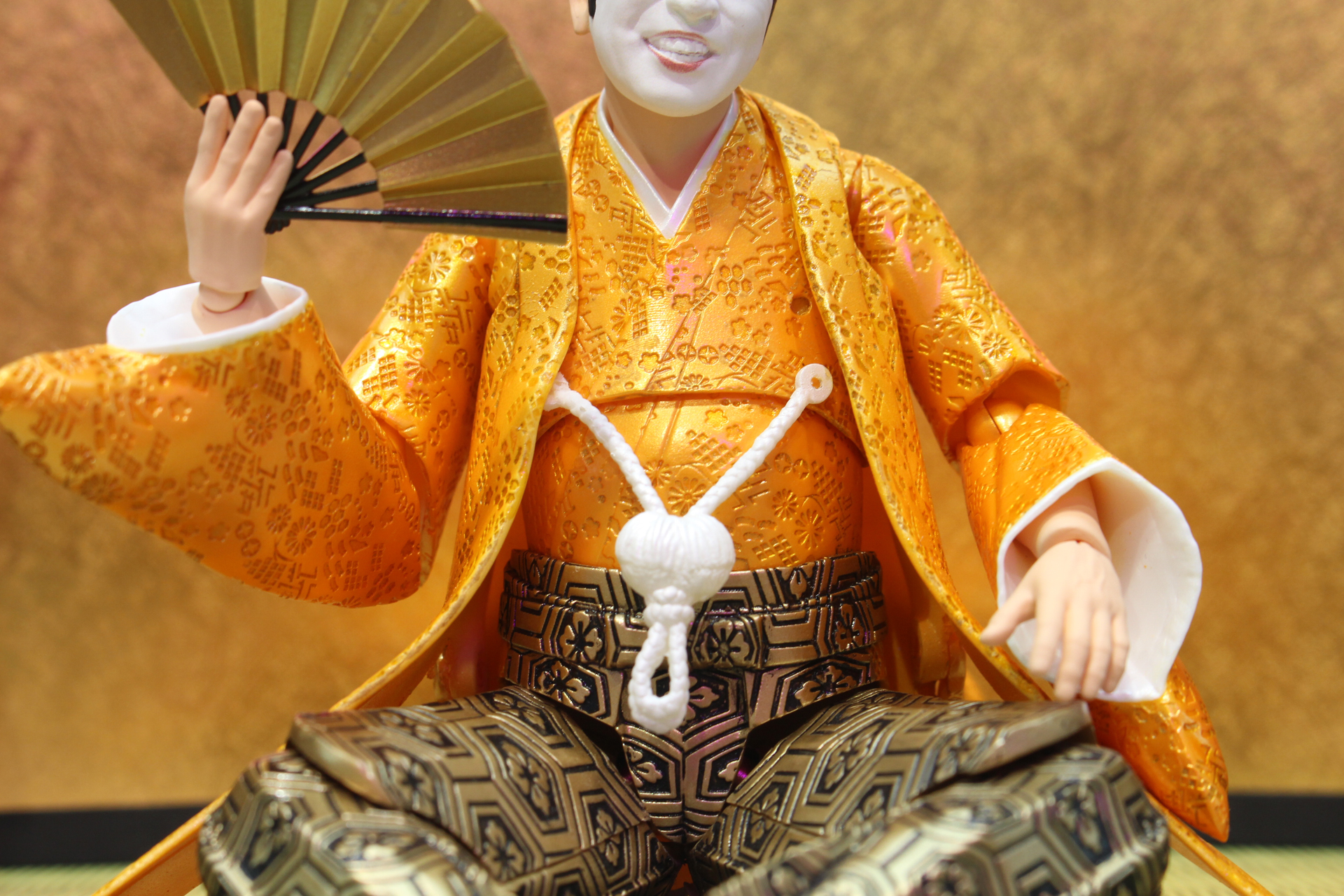 着物の模様がモールドで表現されているのがわかるだろう