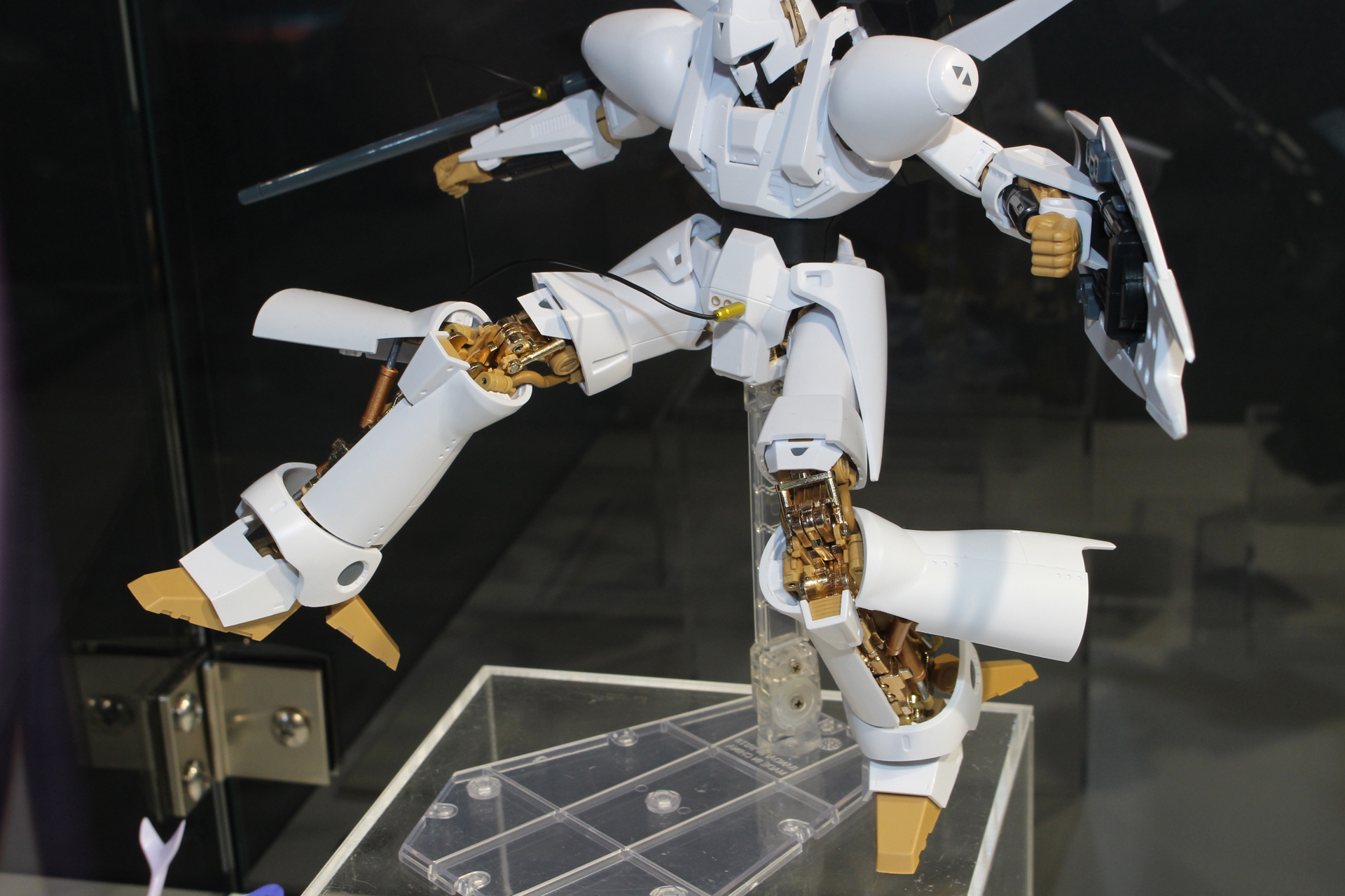 軟質装甲部にはラバー塗装を施し、独特の手触りが味わえる