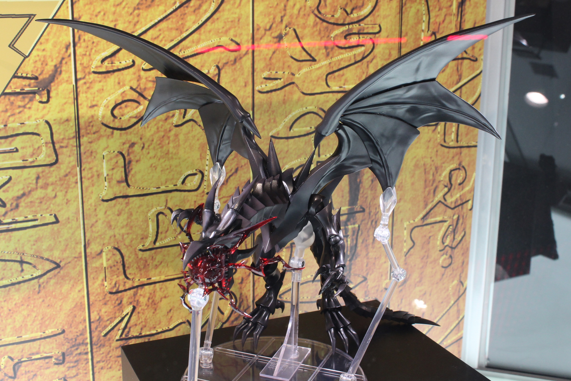 西洋のドラゴンを思わせる巨大な翼と長い尻尾が特徴