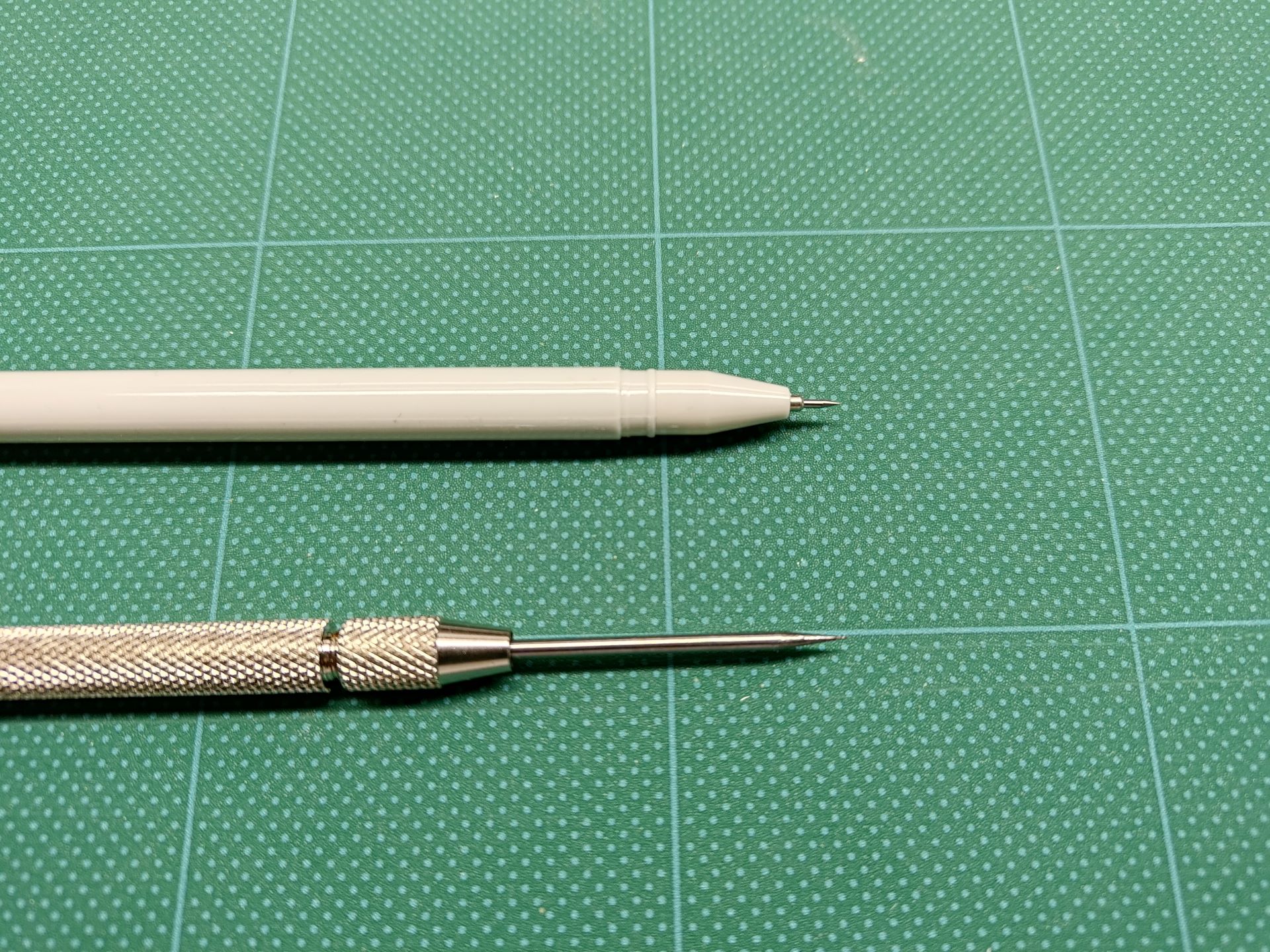 比較するのはミネシマの「TM-24 ケガキ針」。ミネシマに比べダイソーのケガキ針は細く短い針となっている。