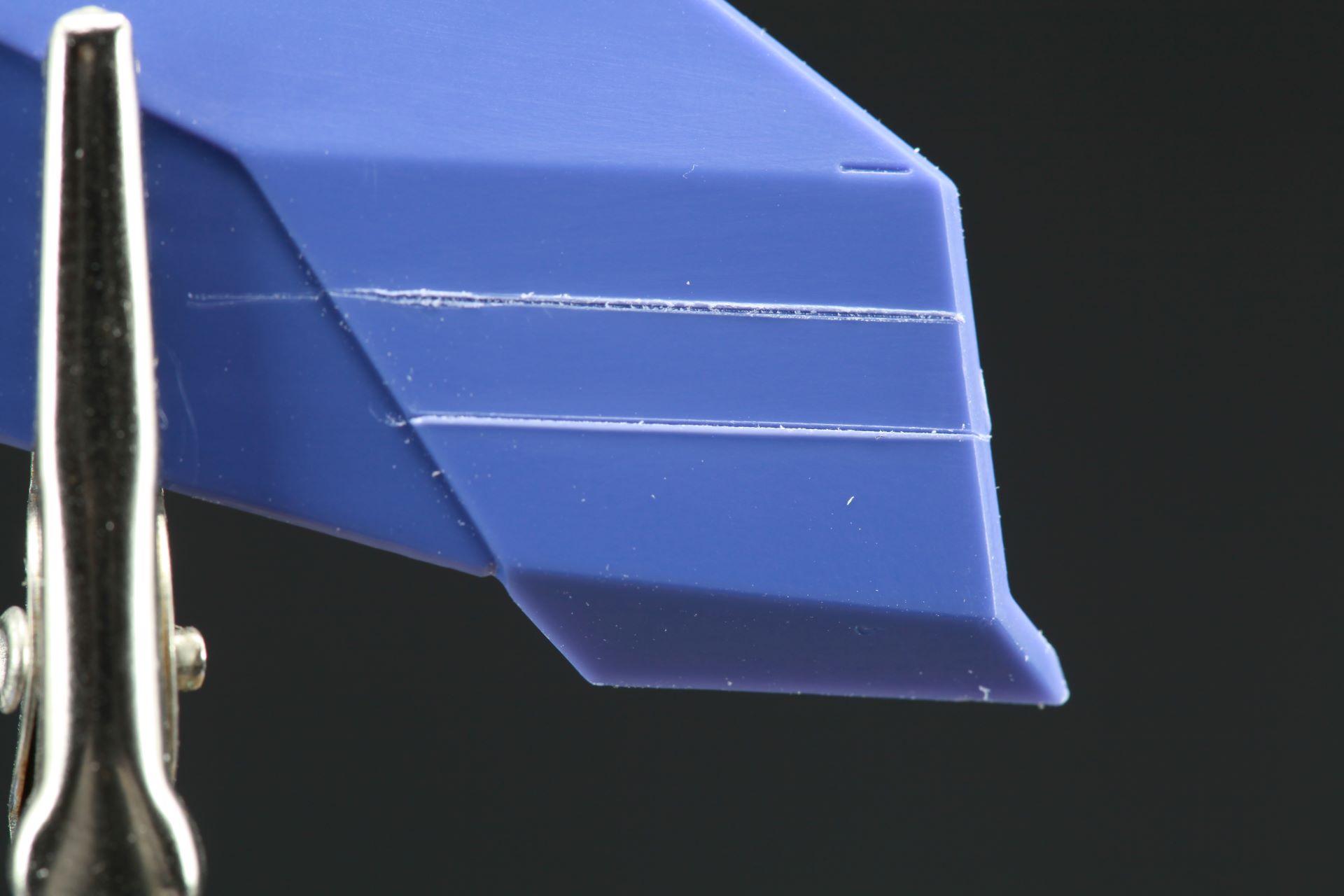 より細やかに確認してみると、上のダイソーの方は荒さが目立つ