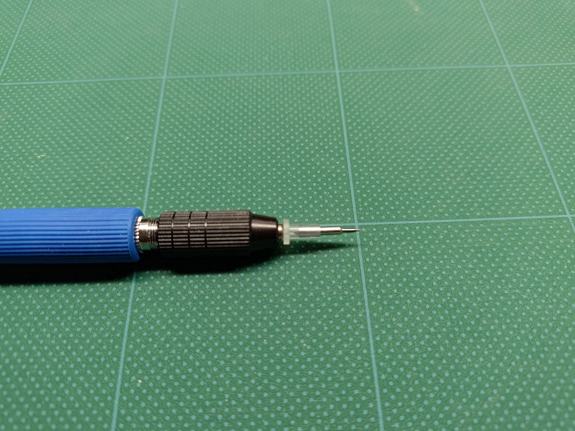 ピンバイスにケガキ針から取り外した針を固定する