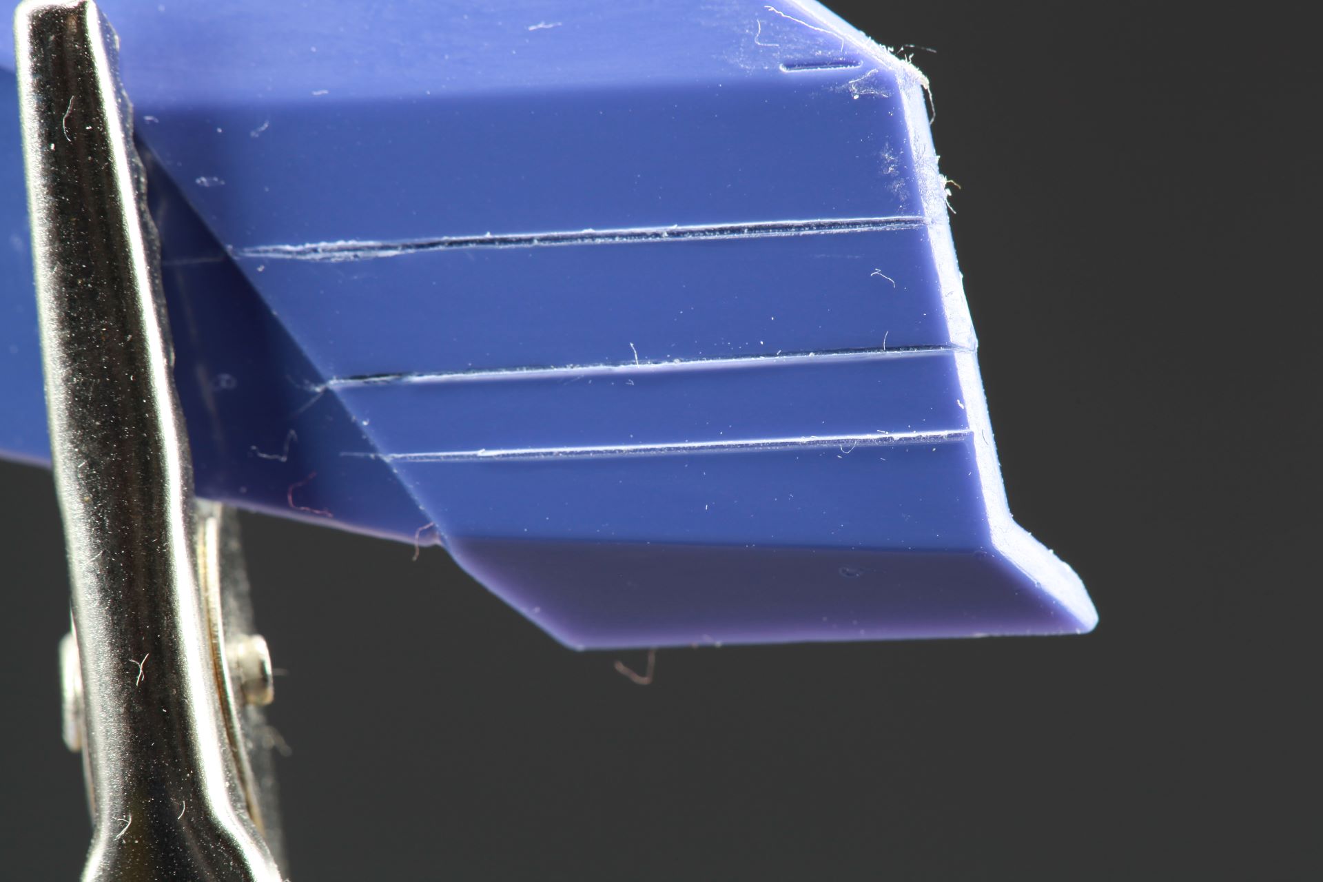 上段がダイゾーのケガキ針、中段がミネシマのケガキ針、下段がダイソーのケガキ針を改良したものの彫跡だが、上段に比べて下段の仕上がりが綺麗になっている