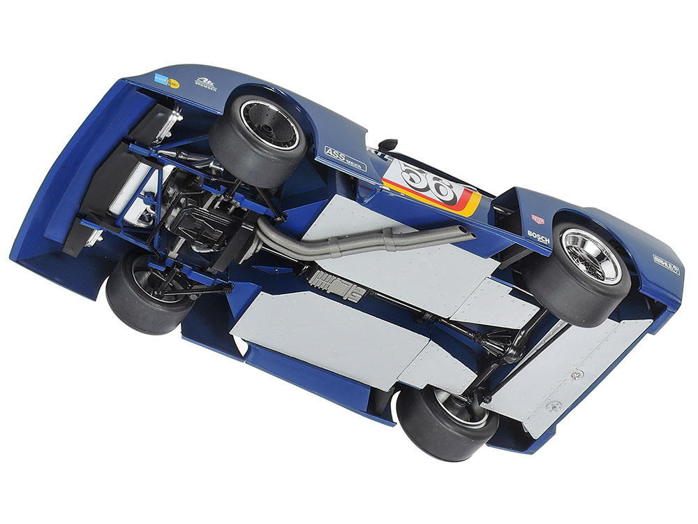 車体裏面をフラットに仕上げるアンダーパネルやサイド出しの排気管が目を引くシャーシ下面。