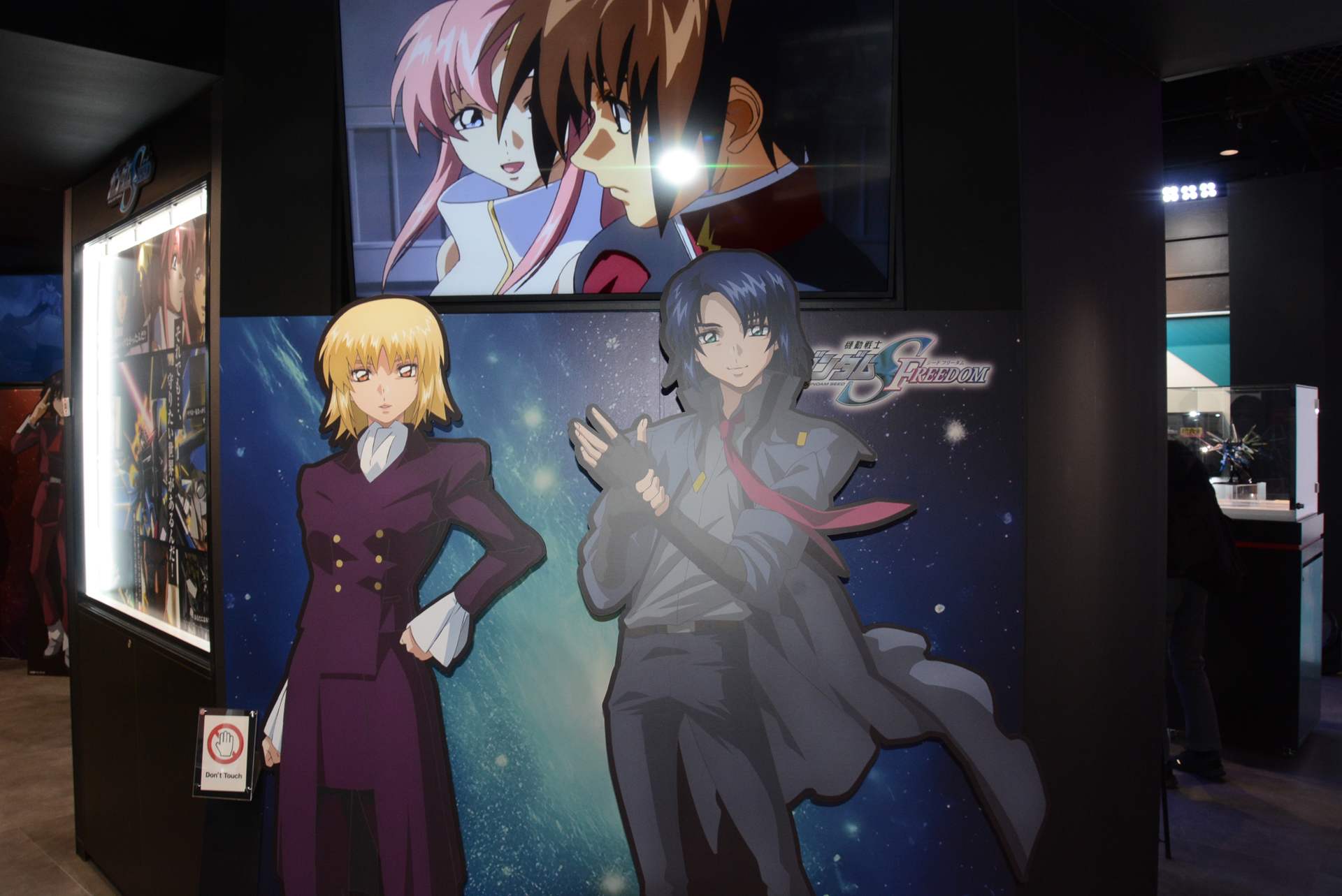 会場には等身大パネルなどキャラクターの魅力にフォーカスされた展示物が並ぶ