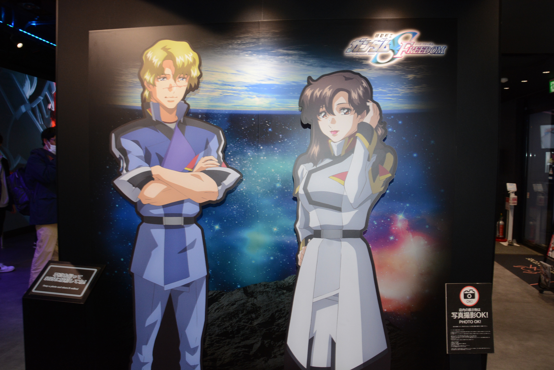 会場には等身大パネルなどキャラクターの魅力にフォーカスされた展示物が並ぶ