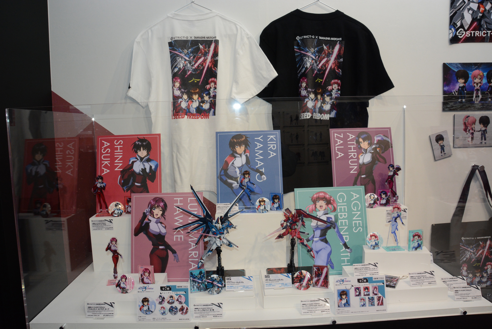 各キャラクターのアクリルスタンド、アクリルキーホルダーが販売される