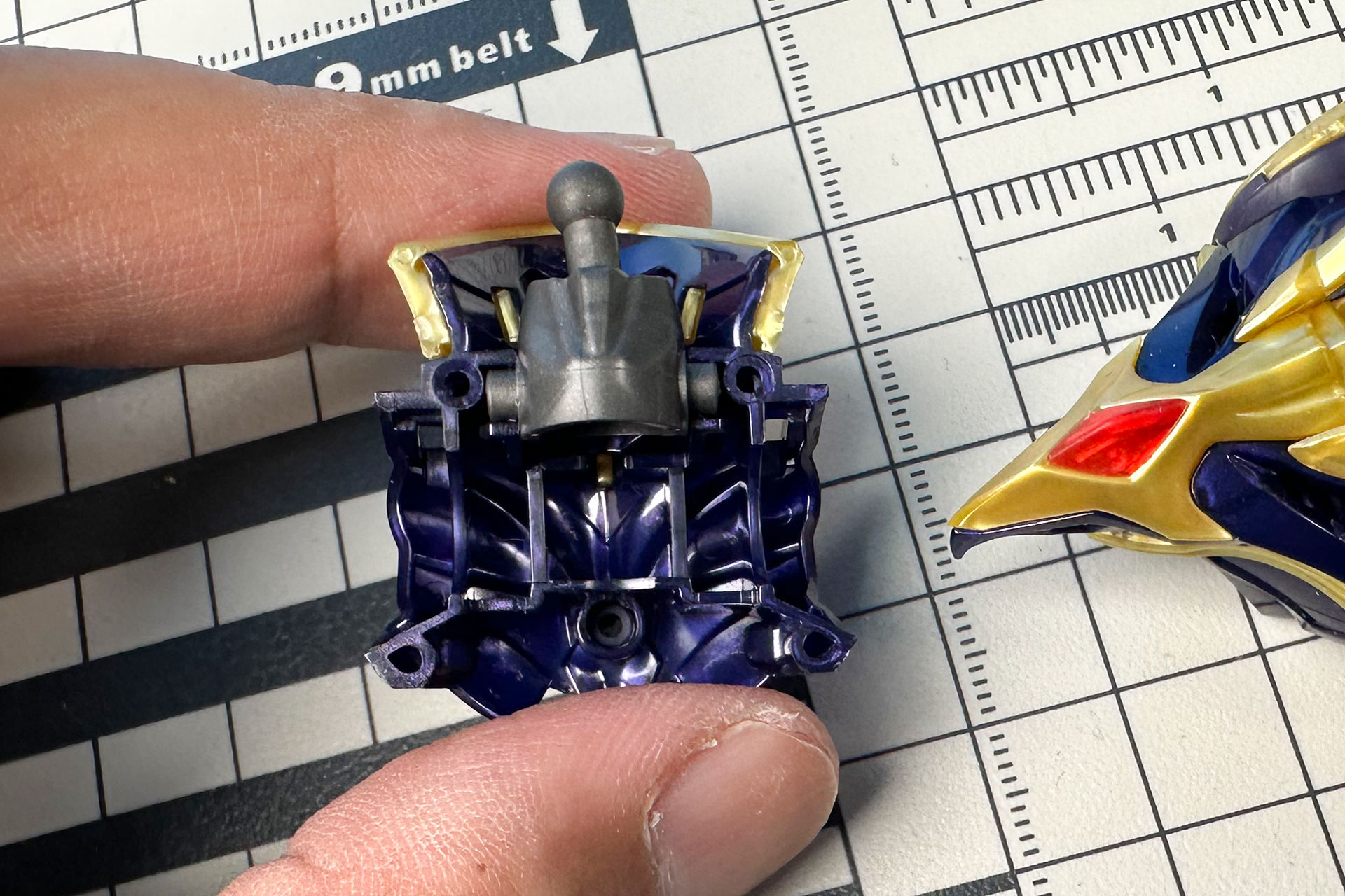 こちらが腹部部分を組み立てているところ