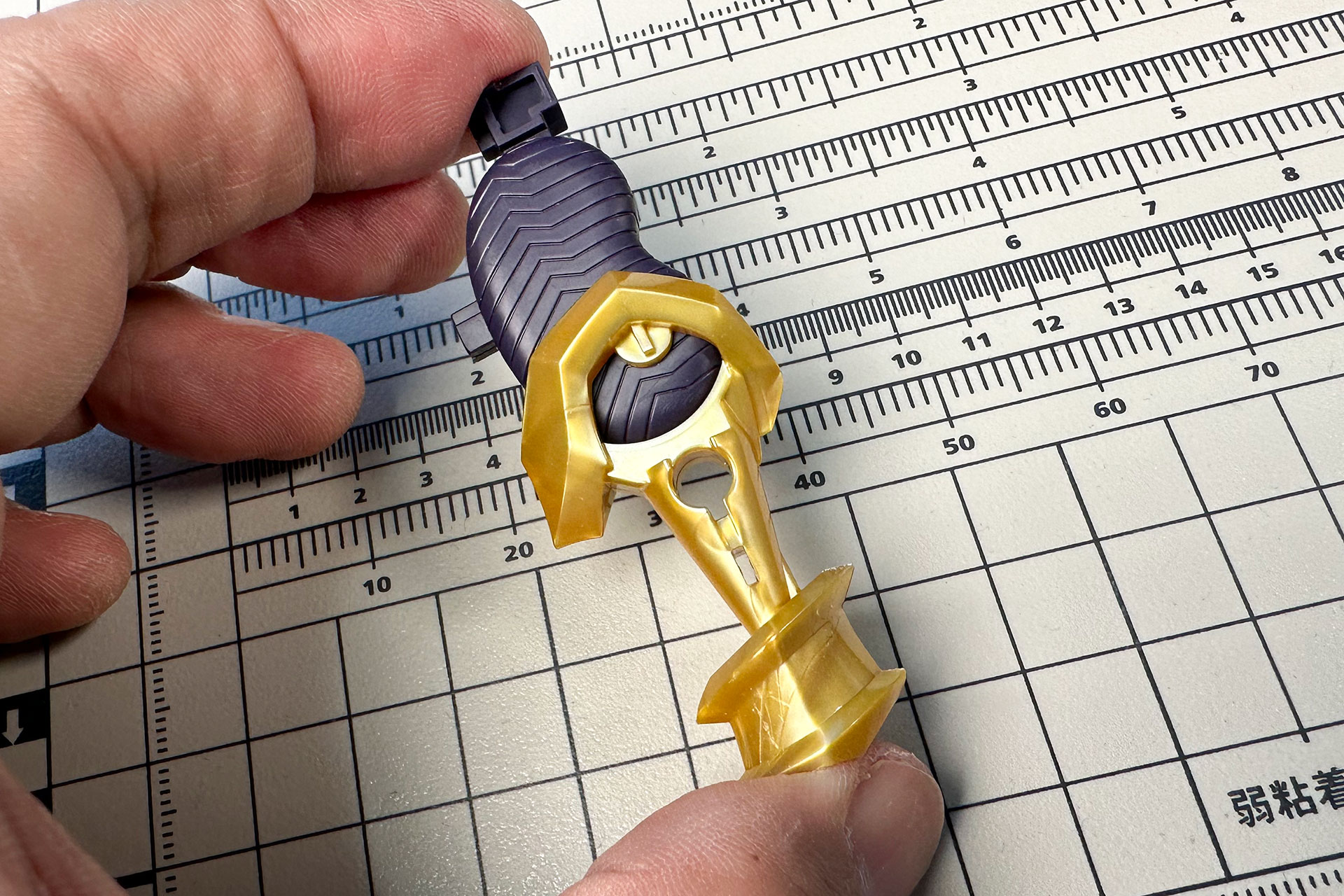 縞模様が付いたところは膝関節にあたるパーツだ