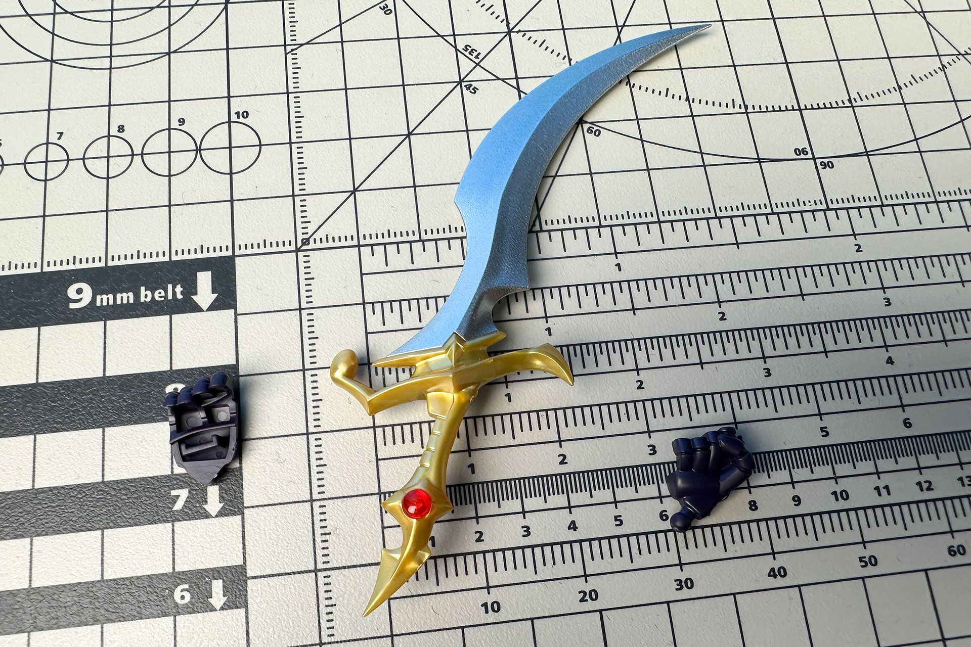 ブレードを持たせるときは手首のパーツをいったんばらす必要がある