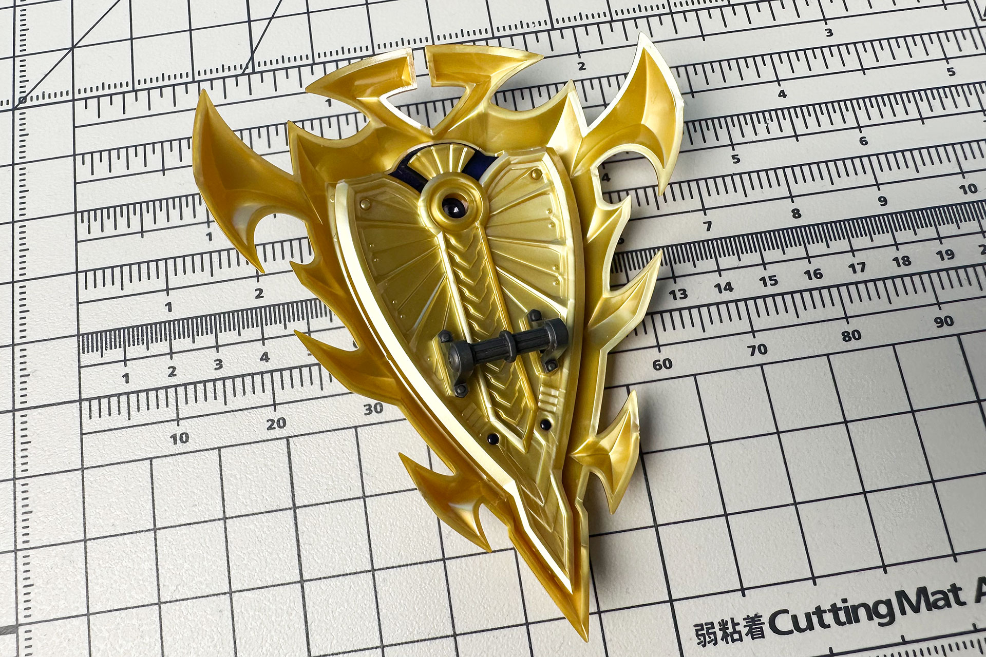 シールドの裏面には、手に持たせるための取っ手が付けられている