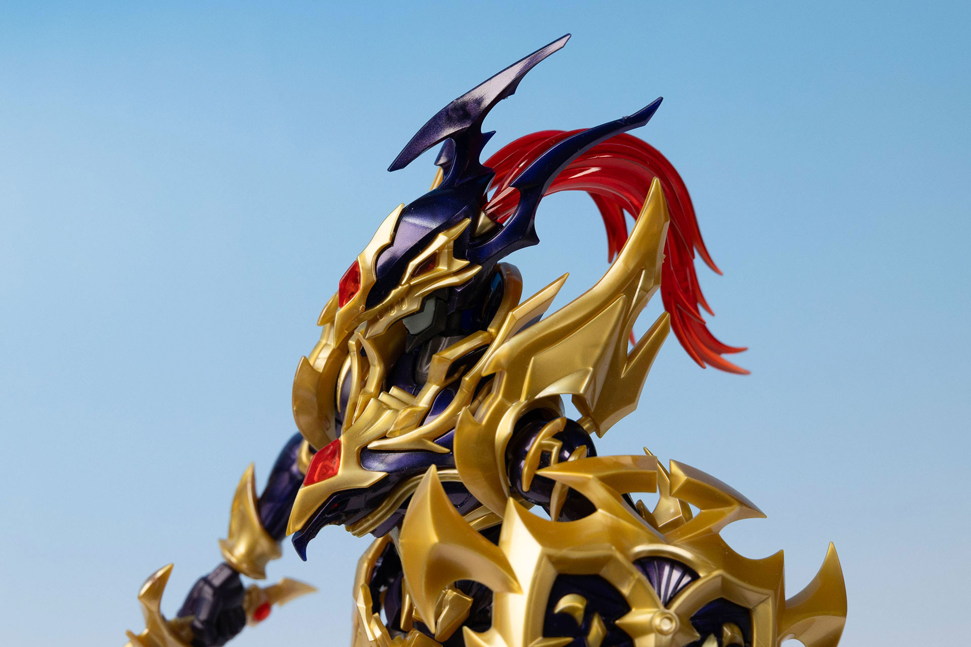 「偏光成形」を採用しており、光の当たり方でも色の見え方が異なる