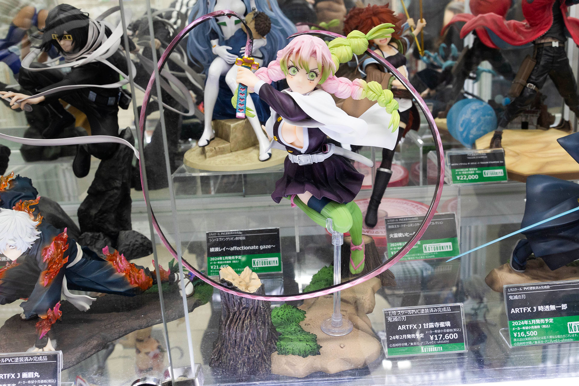 フィギュアの素材はPVC（非フタル酸）とABSで、台座部分を含む全高は約250mmだ