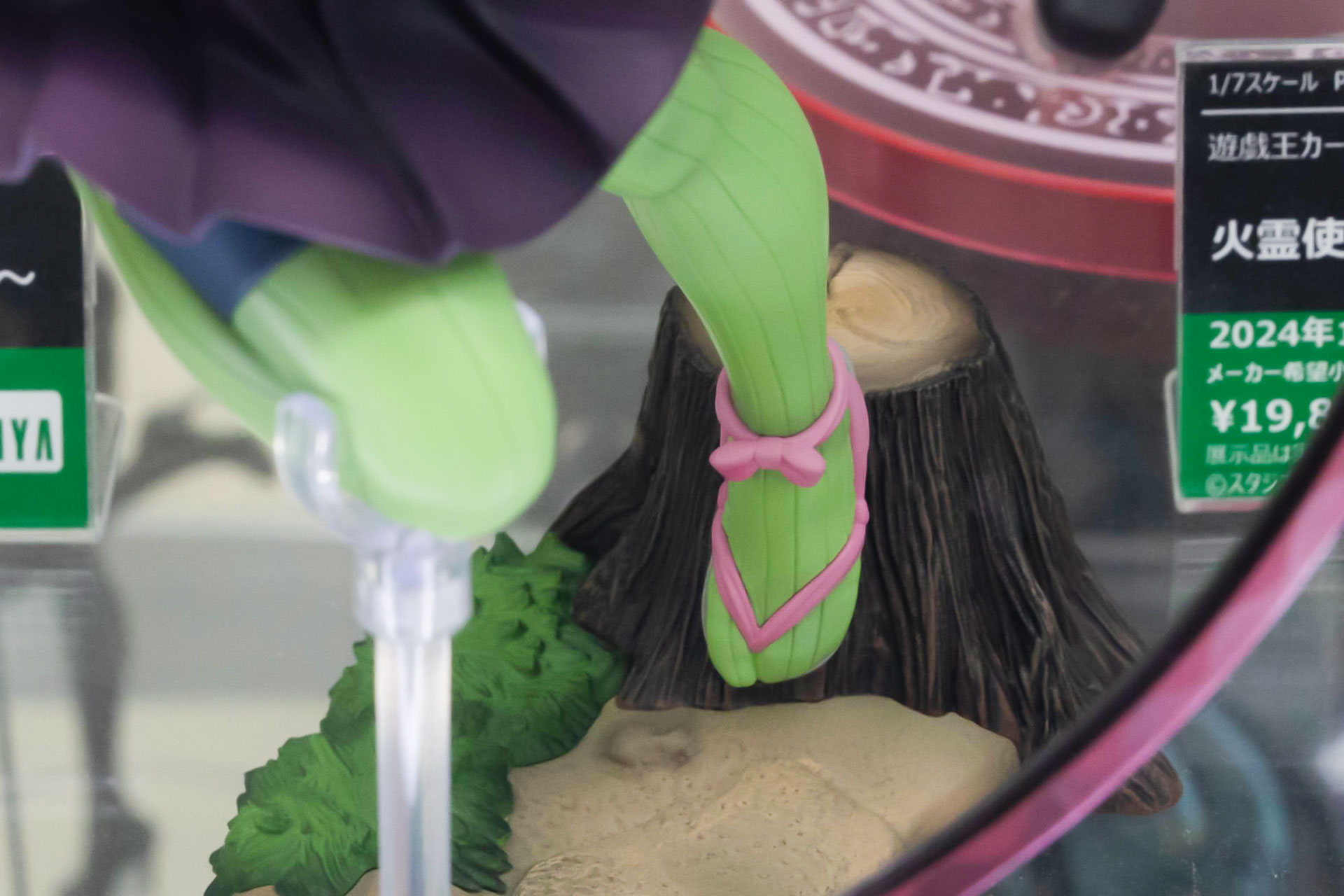 足元の草履は、紐もピンク色に染められている