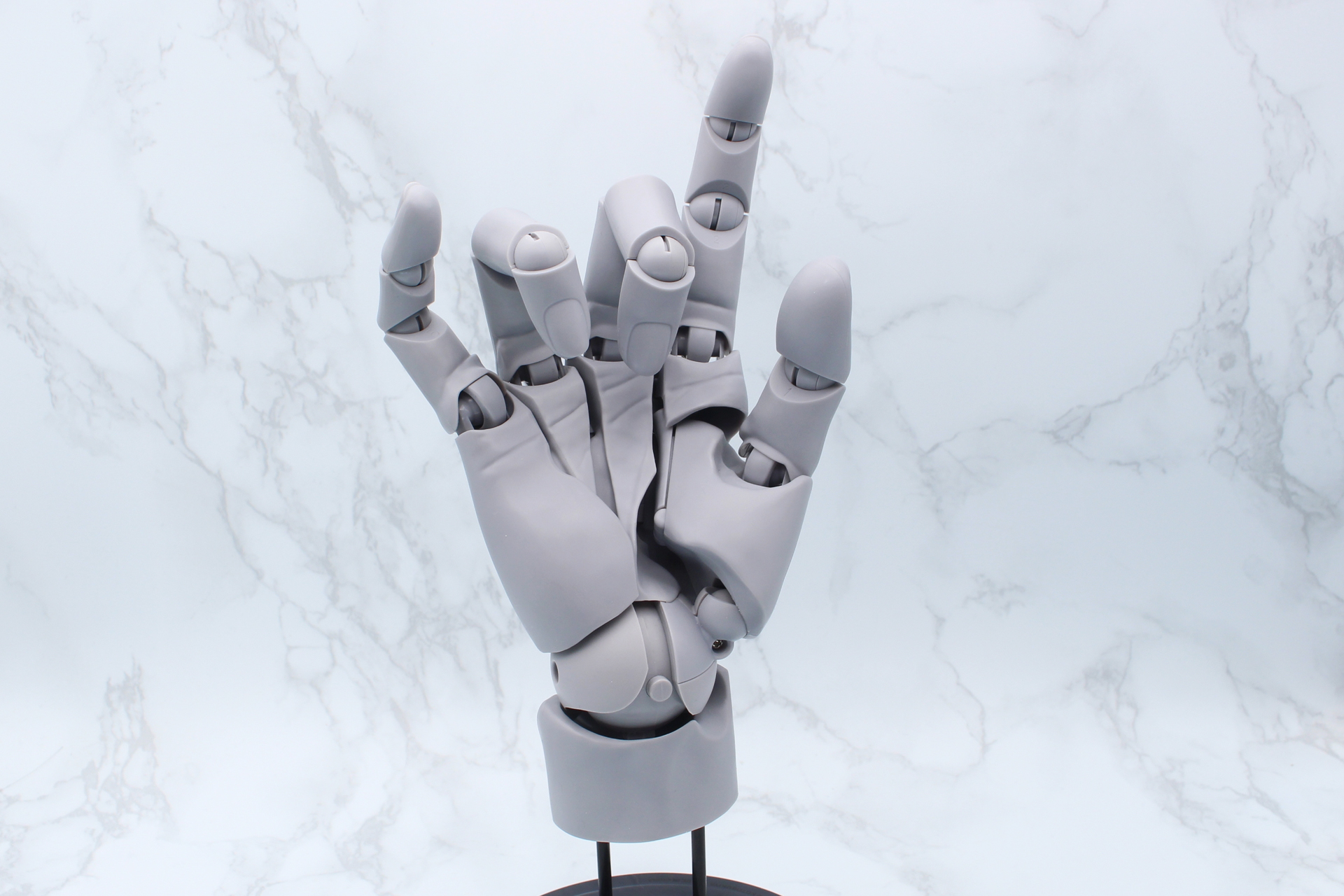 「ARTIST SUPPORT ITEM ハンドモデル / R -GRAY-」。バリエーションはこちらのグレーとホワイトの展開。一般発売は2024年3月となる