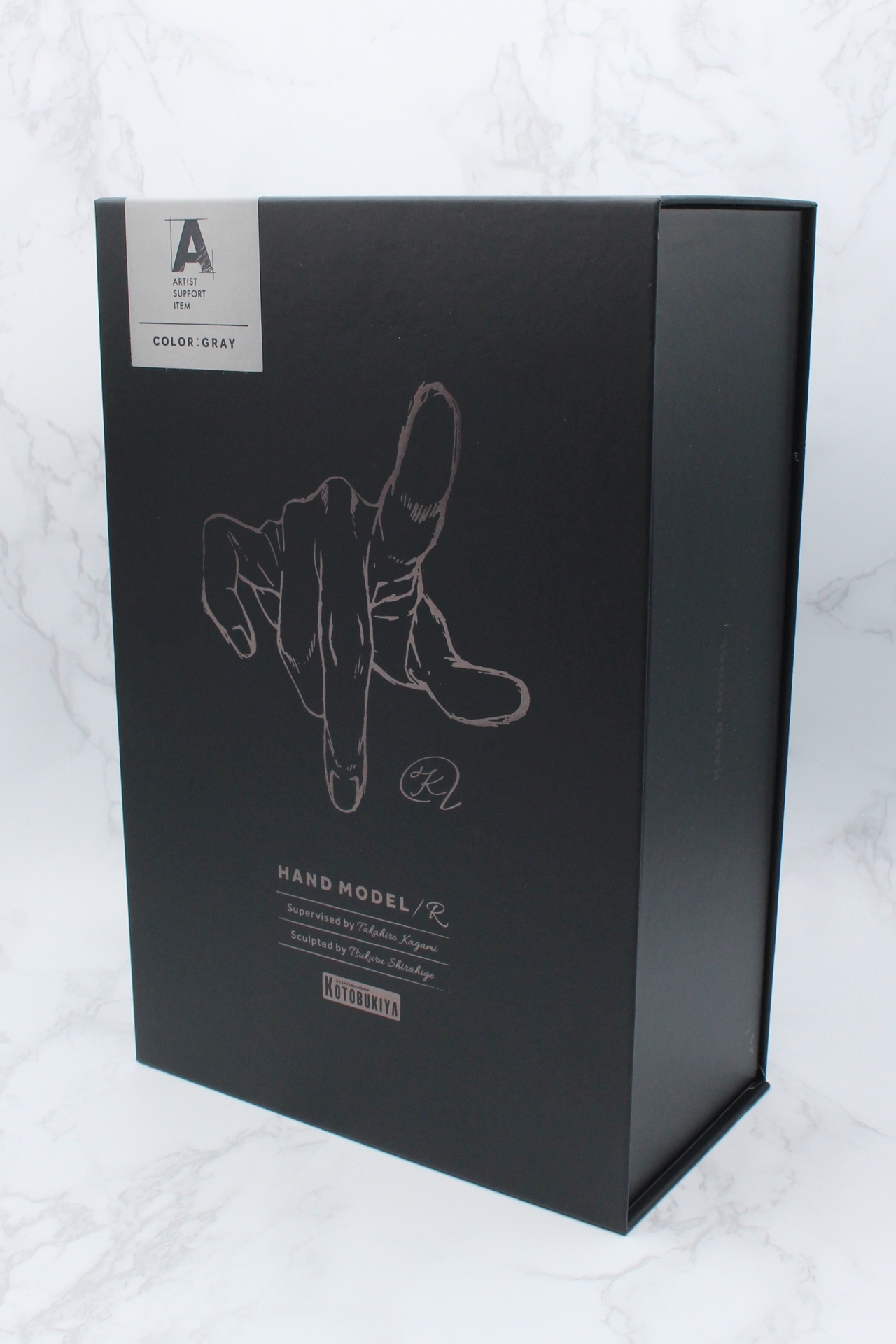 パッケージ。全面のプリントは銀の箔押しだ