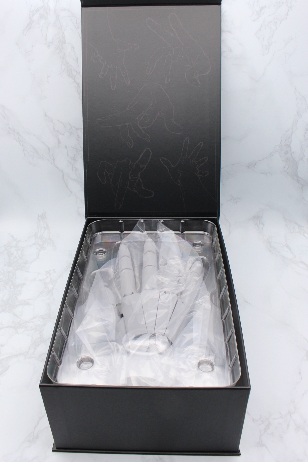 蓋は下から開く。マグネット固定なので開閉も容易だ