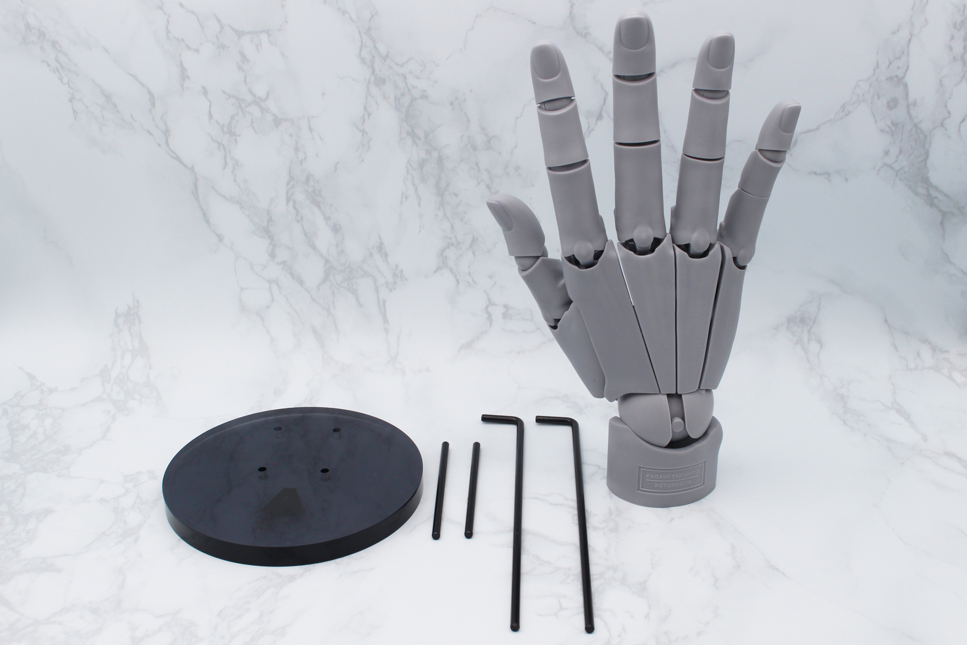 左から台座、支柱2種×4本、ハンドモデル本体