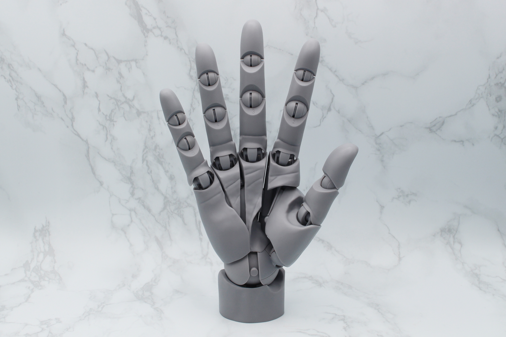 ブリスターから出した状態。手首から中指の先端まで伸ばした状態で210mm、重量は実測で148gだった