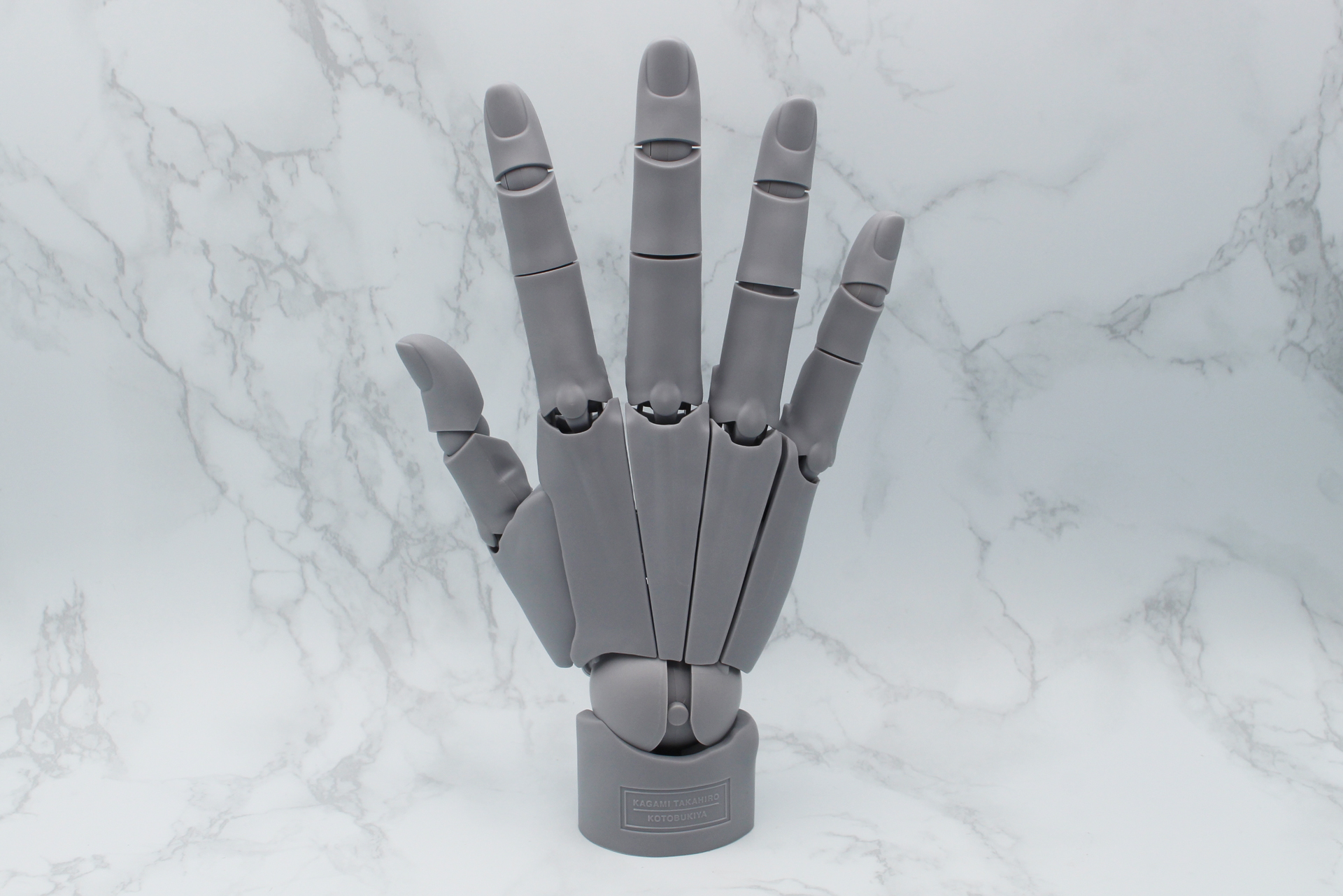 ブリスターから出した状態。手首から中指の先端まで伸ばした状態で210mm、重量は実測で148gだった