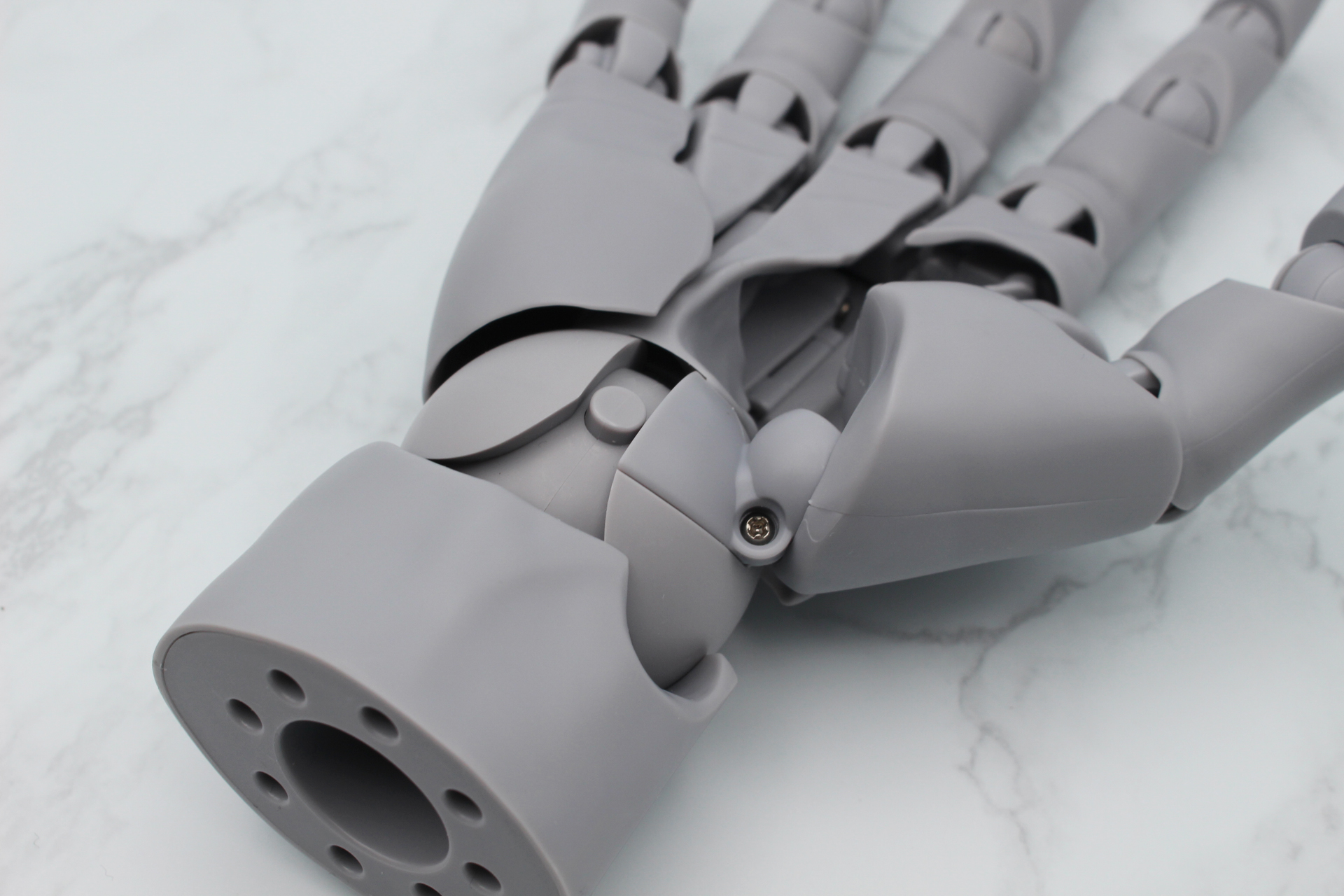 手首の大きなボールジョイント。関節の一部はビス留めされている