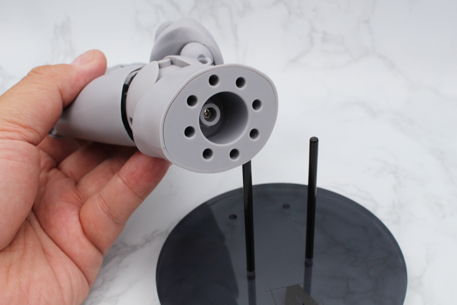 手首の部分には8個の穴があるので、角度を変えて飾ることができる