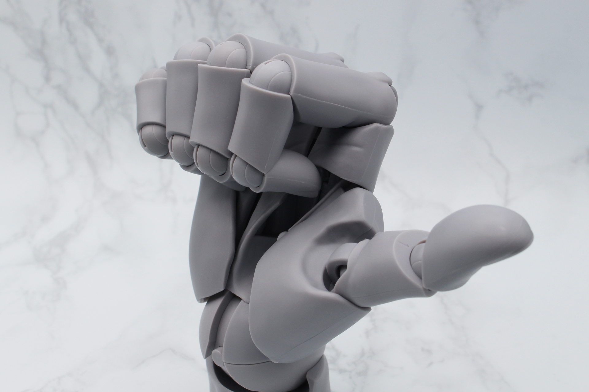 指の関節はここまで曲がる。もちろん握り拳もできる