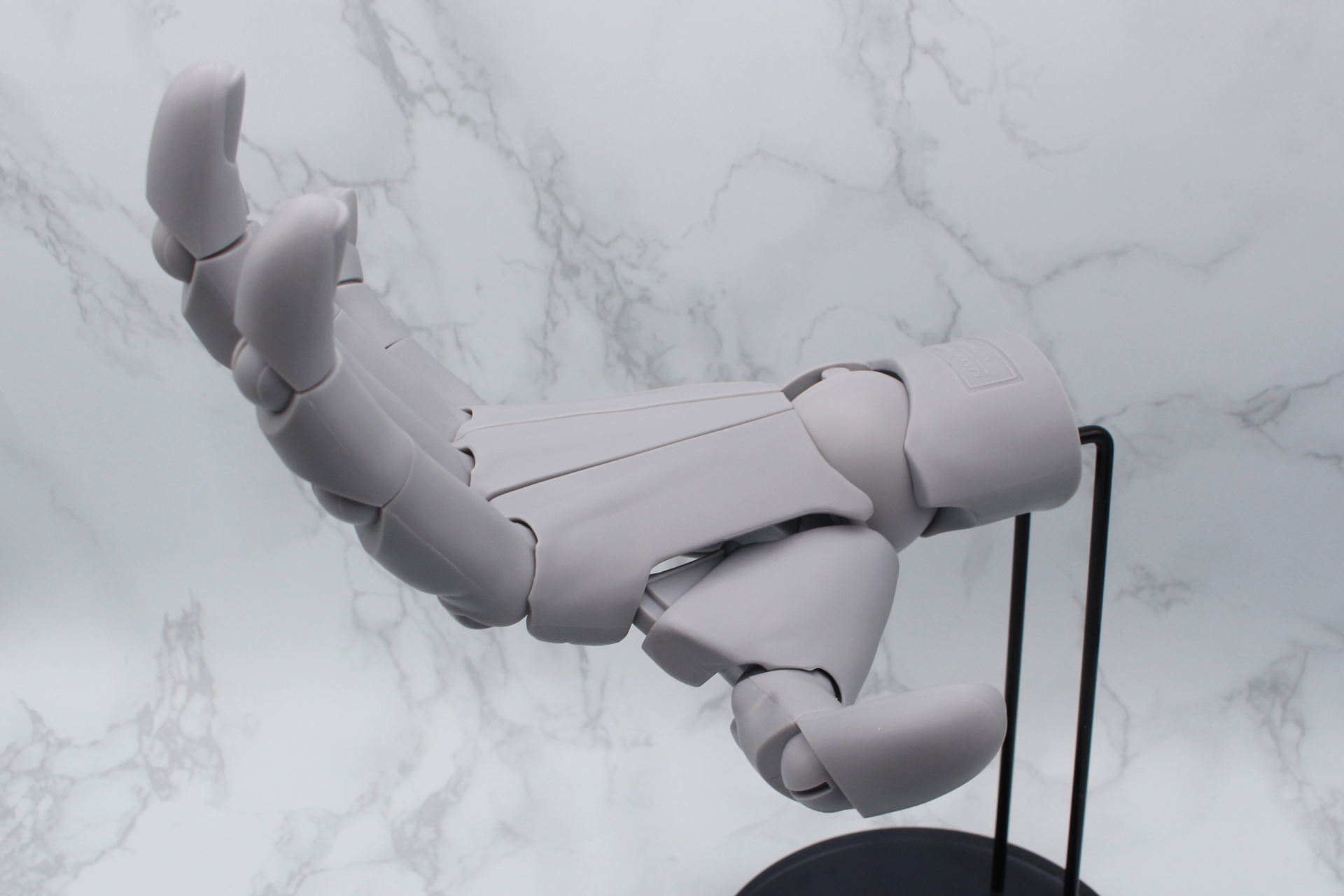 逆に反らせたときはこのぐらい。筋肉でここまで指を動かすことは難しいが、反対の手に押しつけるなどすれば動くはず