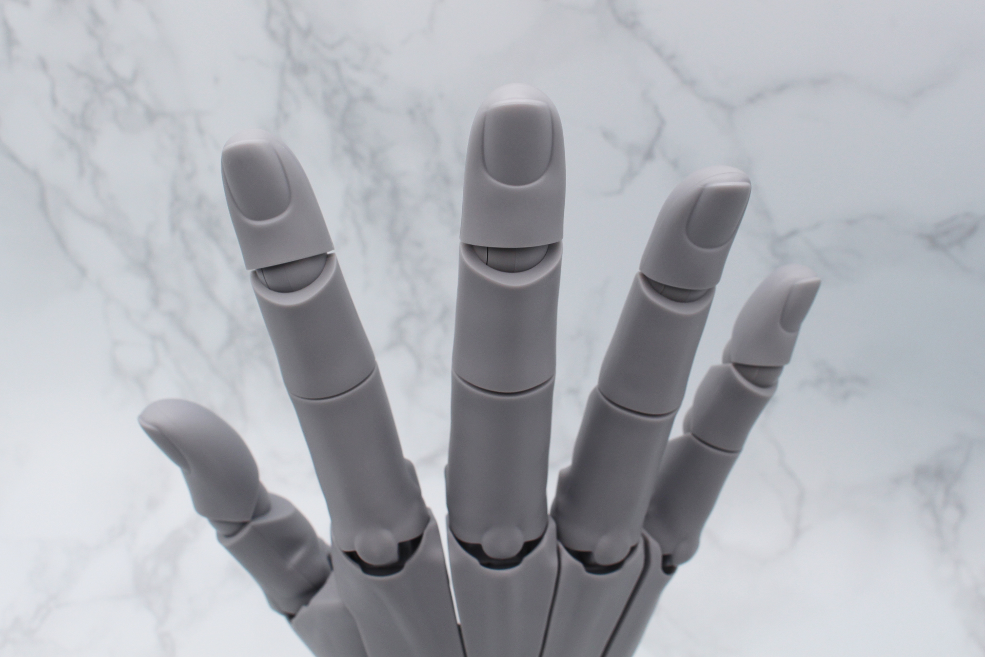 四指は左右にもスイングするので、細かい表情をつけられる